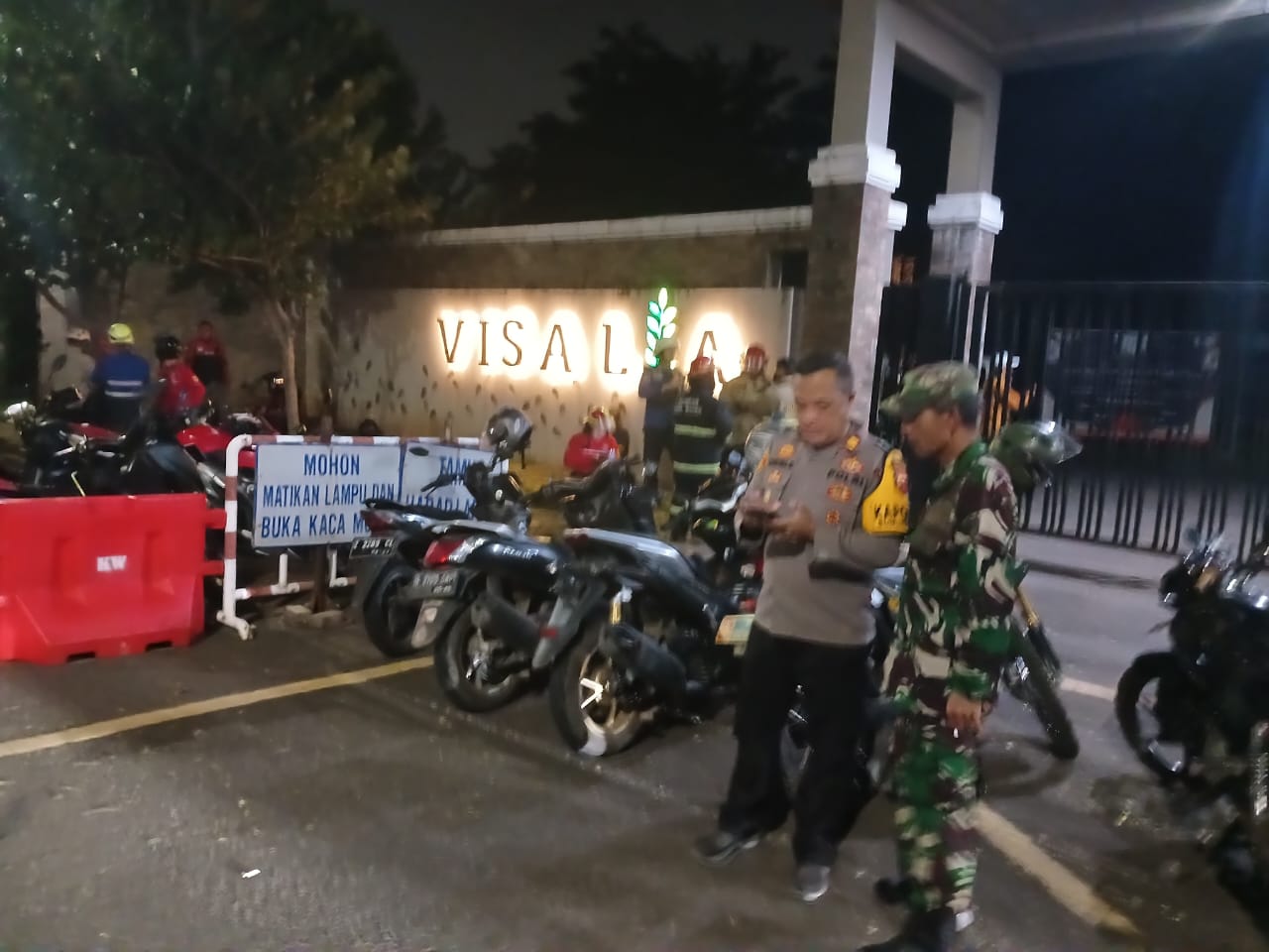Perumahan mewah di kawasan Cibubur, terdampak ledakan gudang Armed, Sabtu malam (30/3/2024).