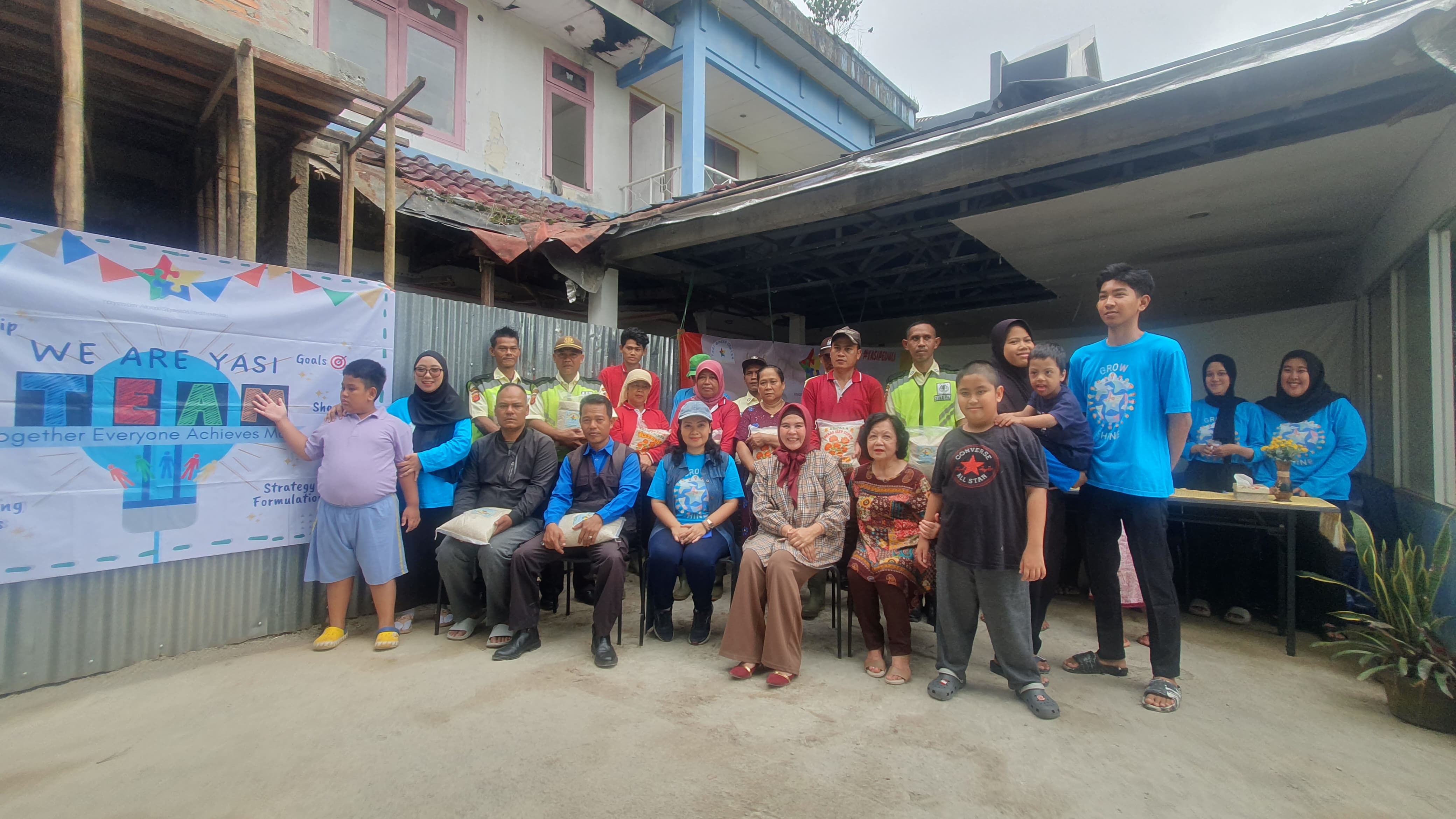 YASI mengadakan kegiatan sosial membagikan puluhan paket beras untuk petugas kebersihan, penjaga keamanan kompleks pada Jumat (22/3/2024). ﻿