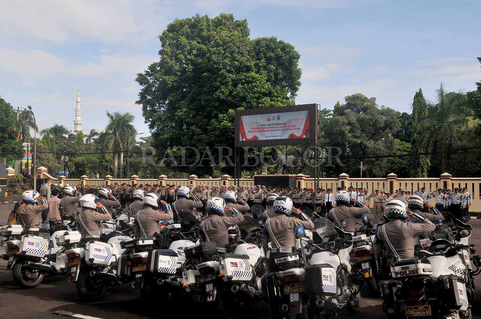 Satlantas Polres Bogor apel siaga Keselamatan Lodaya 2024 di Mapolres Bogor, Cibinong, Kabupaten Bogor, Jawa Barat. Selasa (5/3/2024). Operasi keselamatan tersebut dilaksanakan serempak se-Jawa Barat untuk menekan angka kecelakaan pengendara. Foto : Radar