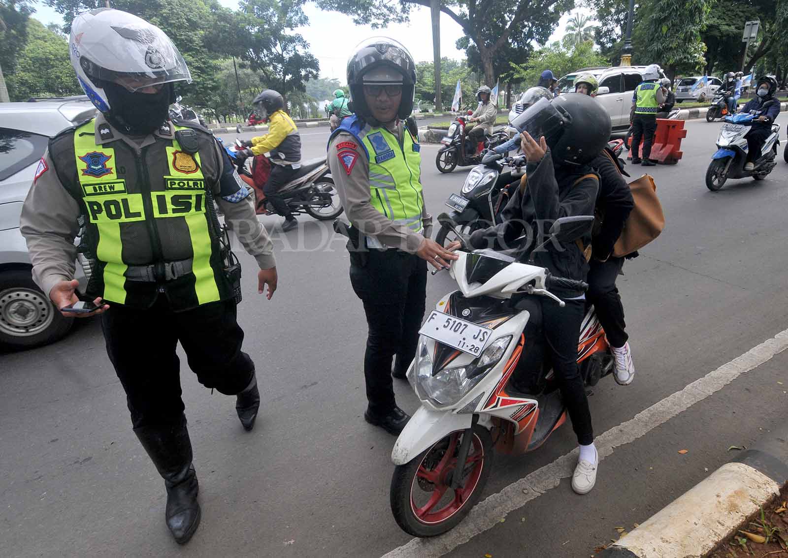 Petugas berhentikan pengendara di Jalan Raya Tegar Beriman, Cibinong, Kabupaten Bogor, Jawa Barat. Selasa (5/3/2024). Tindakan tegas petugas dengan melakukan penilangan menggunakan sistem elektronik tersebut dalam rangka penerapan Operasi Keselamatan Loda