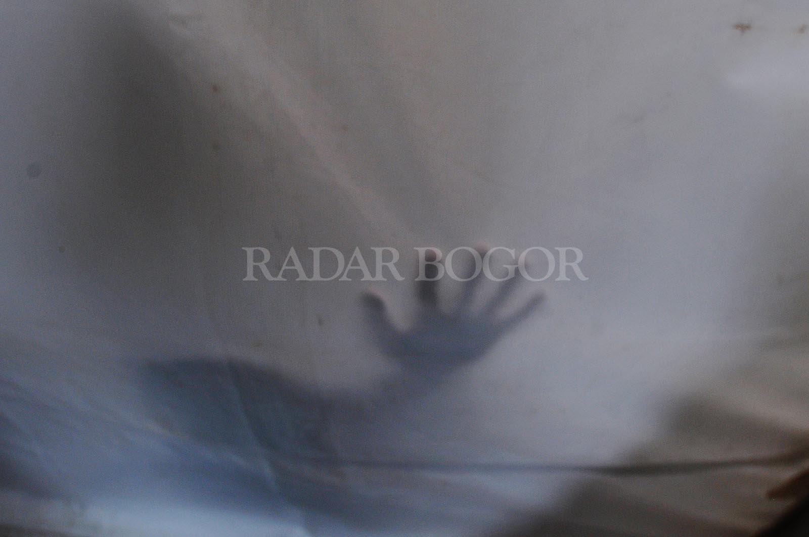 Warga antre pembagian takjil buka puasa gratis di Jalan Tegar Beriman, Cibinong, Kabupaten Bogor, Jawa Barat. Kamis (14/3/2024). Pemerintah Kabupaten Bogor secara bergantian dengan seluruh Dinas menyiapkan takjil berbuka puasa pada warga setiap hari. Foto