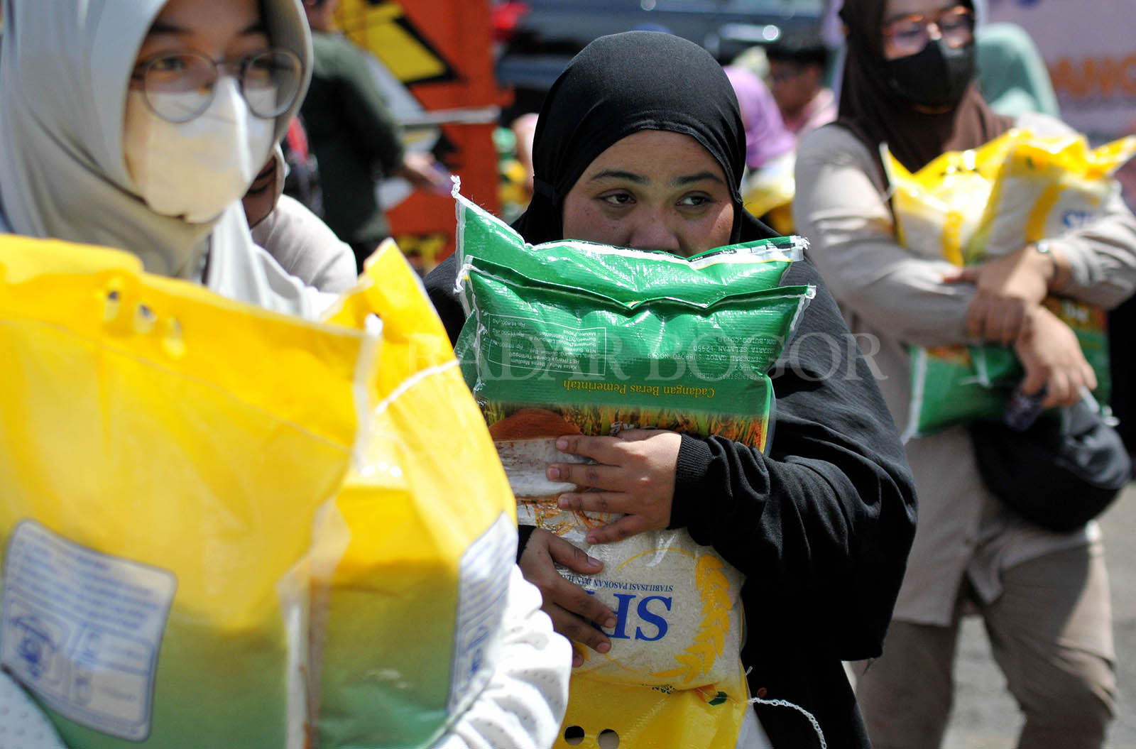 Warga antre pembelian beras di halaman Kantor Kecamtan Cibinong, Kabupaten Bogor, Jawa Barat. Senin (4/3/2024). Berdasarkan data  Badan Pangan Nasional (Bapanas)  total stok beras cadangan pemerintah di Bulog saat ini mencapai 1,3 juta ton di seluruh Indo