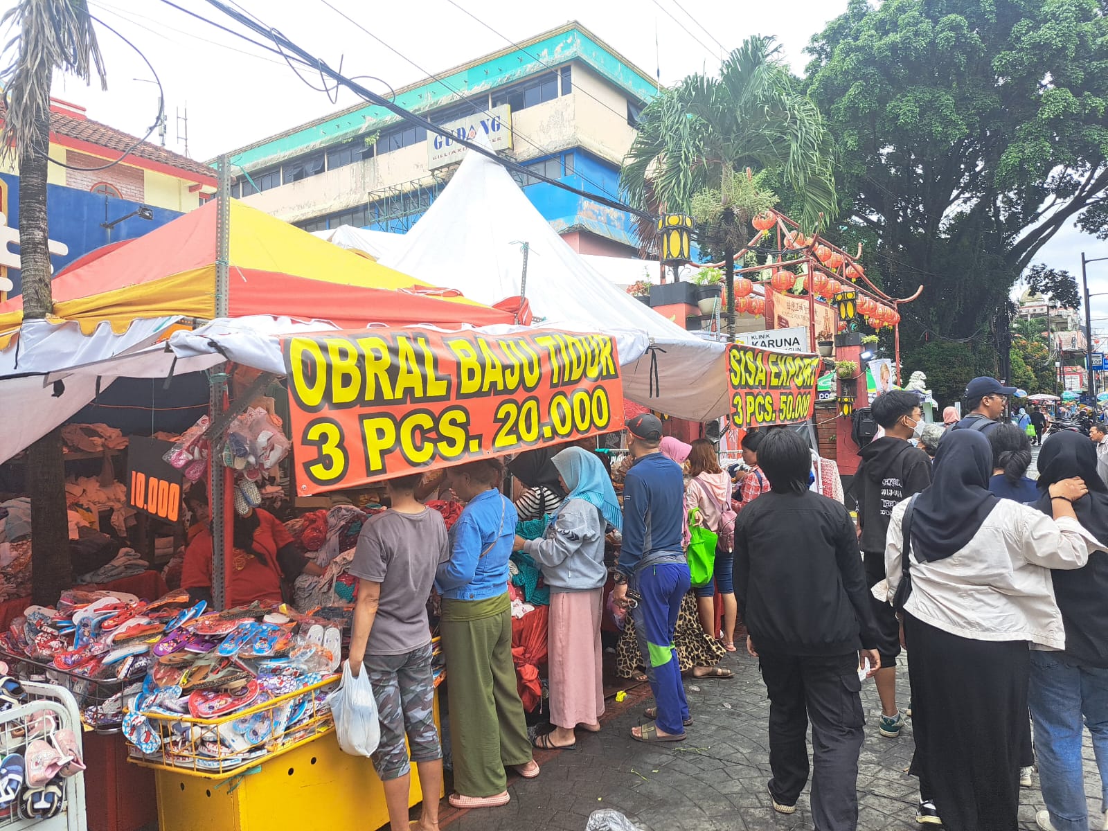 Suasana bazar di Vihara Dhanagun Suryakencana,  pada Sabtu (9/3/2024). REKA/RADAR BOGOR