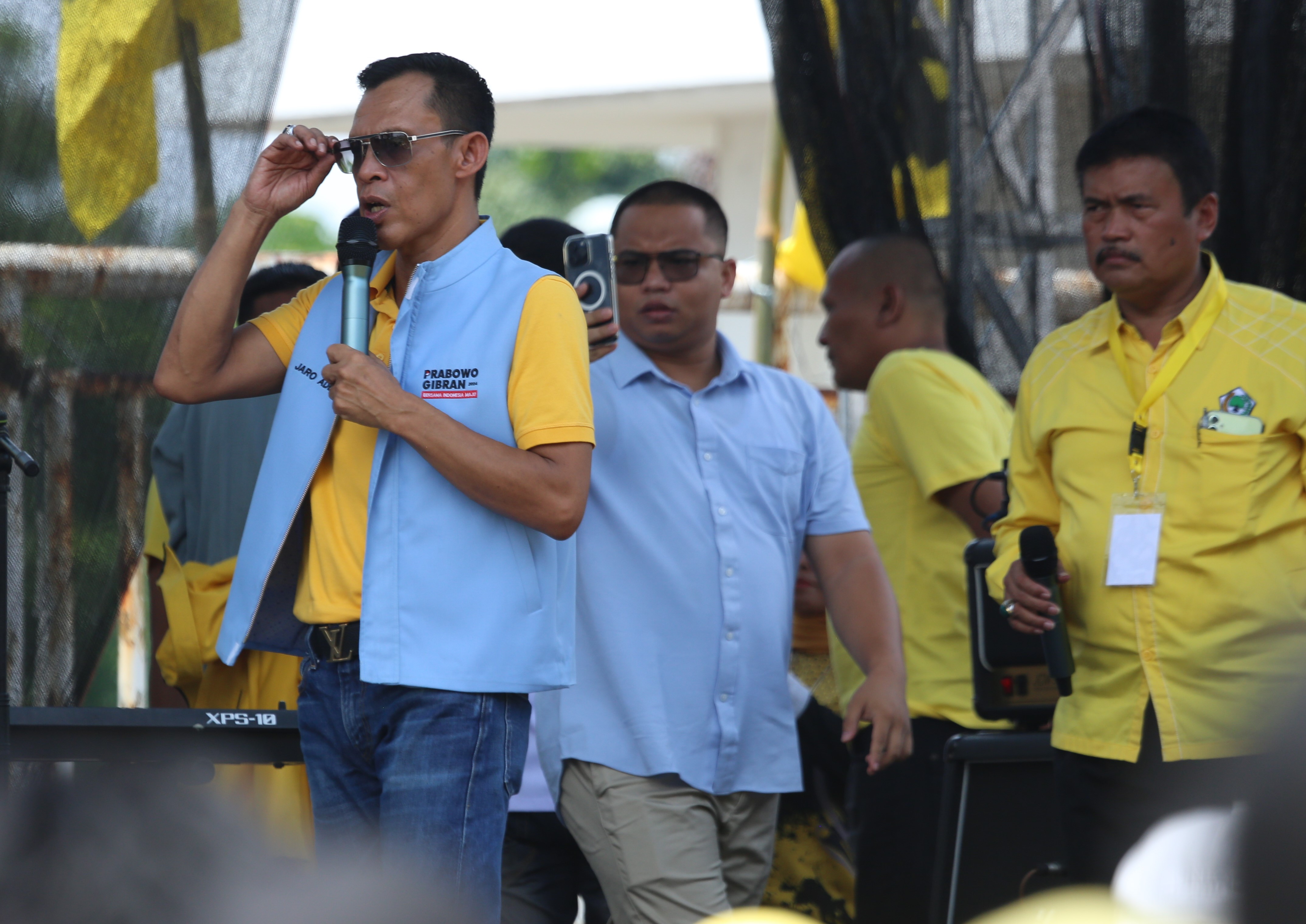 Politisi Golkar, Jaro Ade saat ikuti Kampanye Prabowo - Gibran di Pakansari, Kabupaten Bogor, Jawa Barat. Foto : Radar Bogor / Hendi Novian