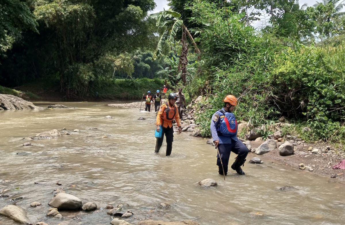 Petugas SAR Gabungan ketika melakukan pencarian dihari ketujuh korban hanyut di wilayah Tanjungsari. Korban sampai sekarang tak ditemukan, pencarian pun ditutup, Kamis (21/3/2024). Foto : Dokumen BPBD Kabupaten Bogor