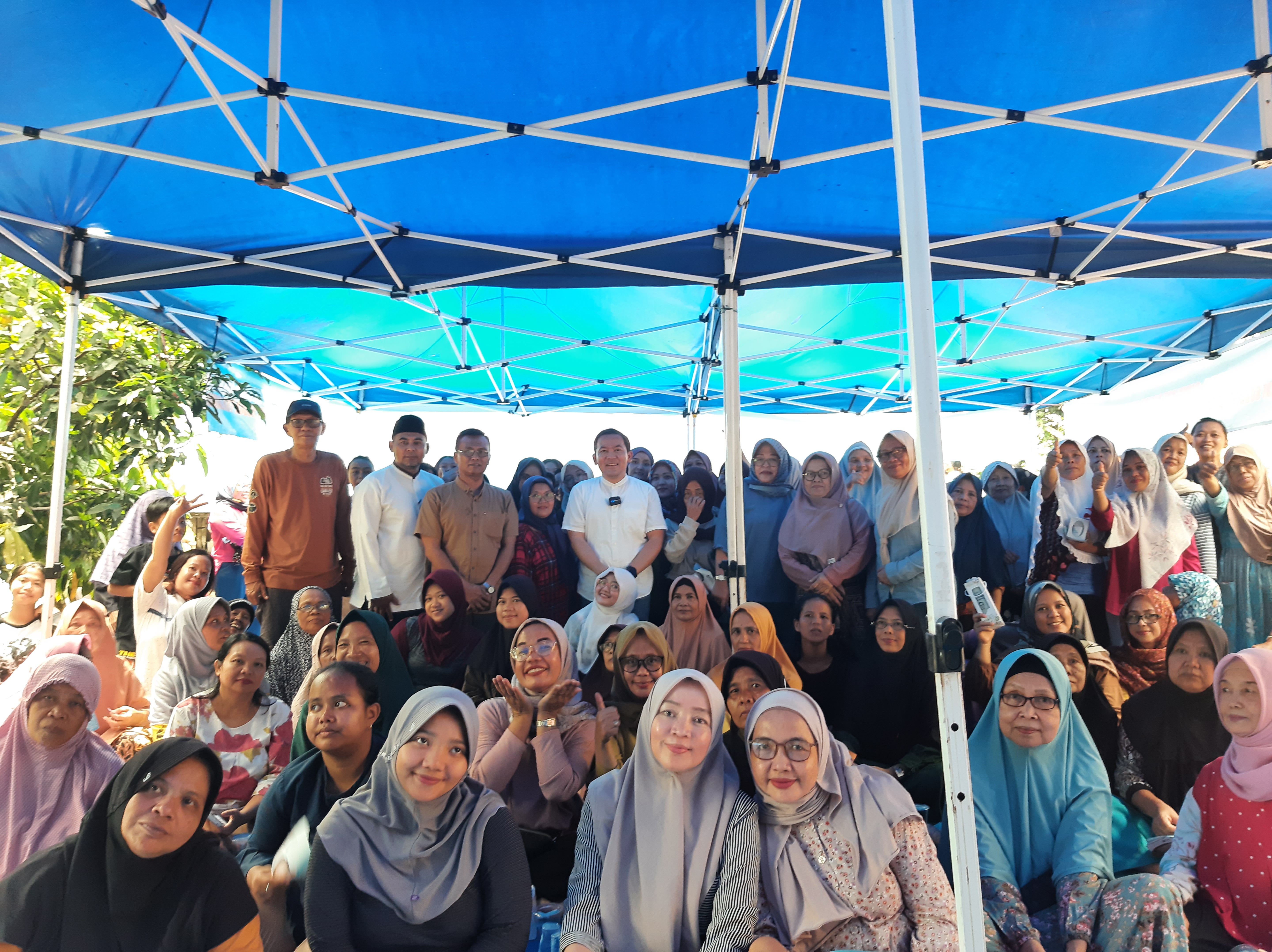 Hari Kartini, Dokter Rayendra beri ucapan ke warga saat sosialisasi dan cek kesehatan gratis Ngariung Sehat di Gunung Batu Minggu (21/4/2024).﻿