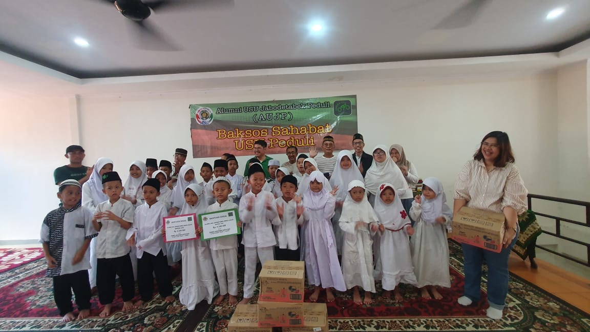Penyerahan bantuan kepada Panti Asuhan Aisyiyah dari Alumni USU Jabodetabek Peduli.