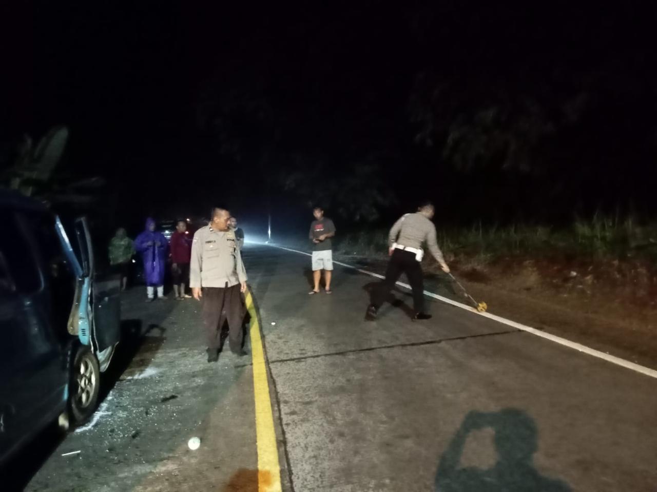 Olah TKP kecelakaan lalu lintas yang melibatkan angkot dengan motor di Jalan Raya Jasinga.