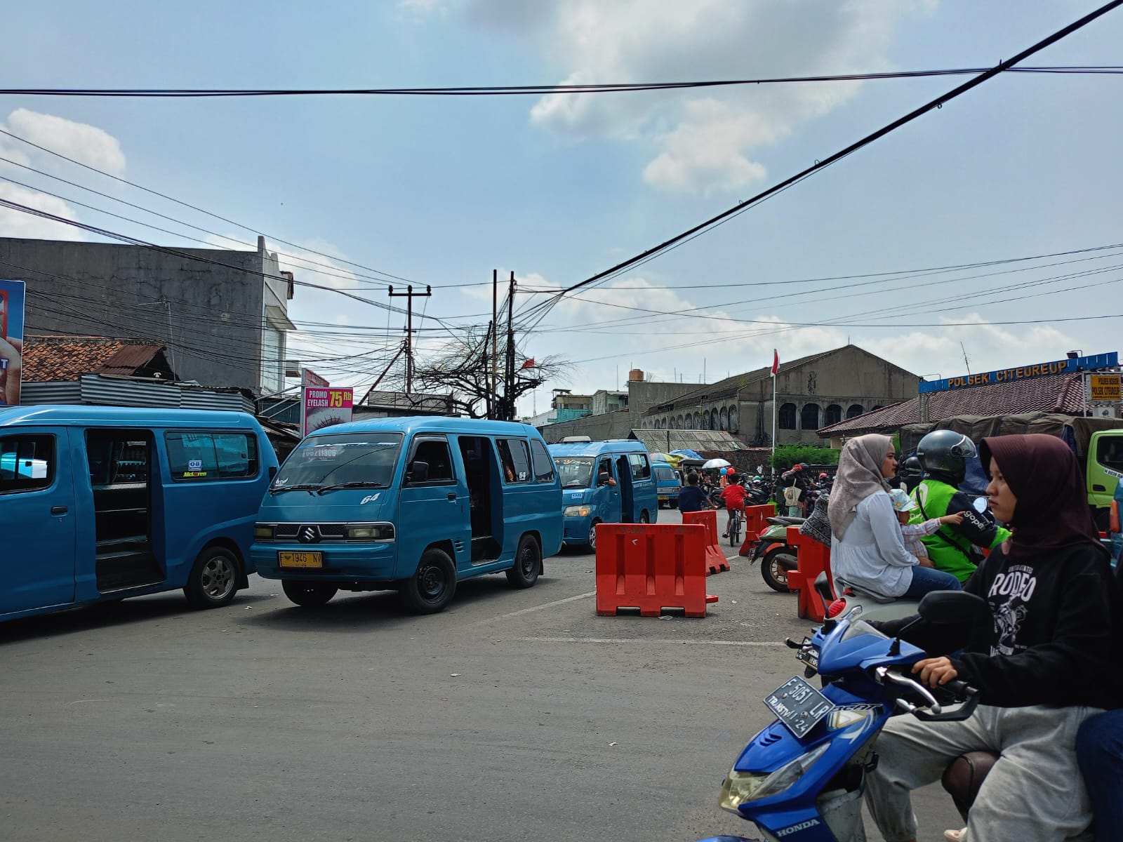 Kondisi terkini angkot jurusan Citeureup yang jadikan pertigaan depan Polsek Citeureup terminal bayangan dan sebabkan kemacetan, Selasa (16/4/2024). FOTO : JAENAL/RADAR BOGOR