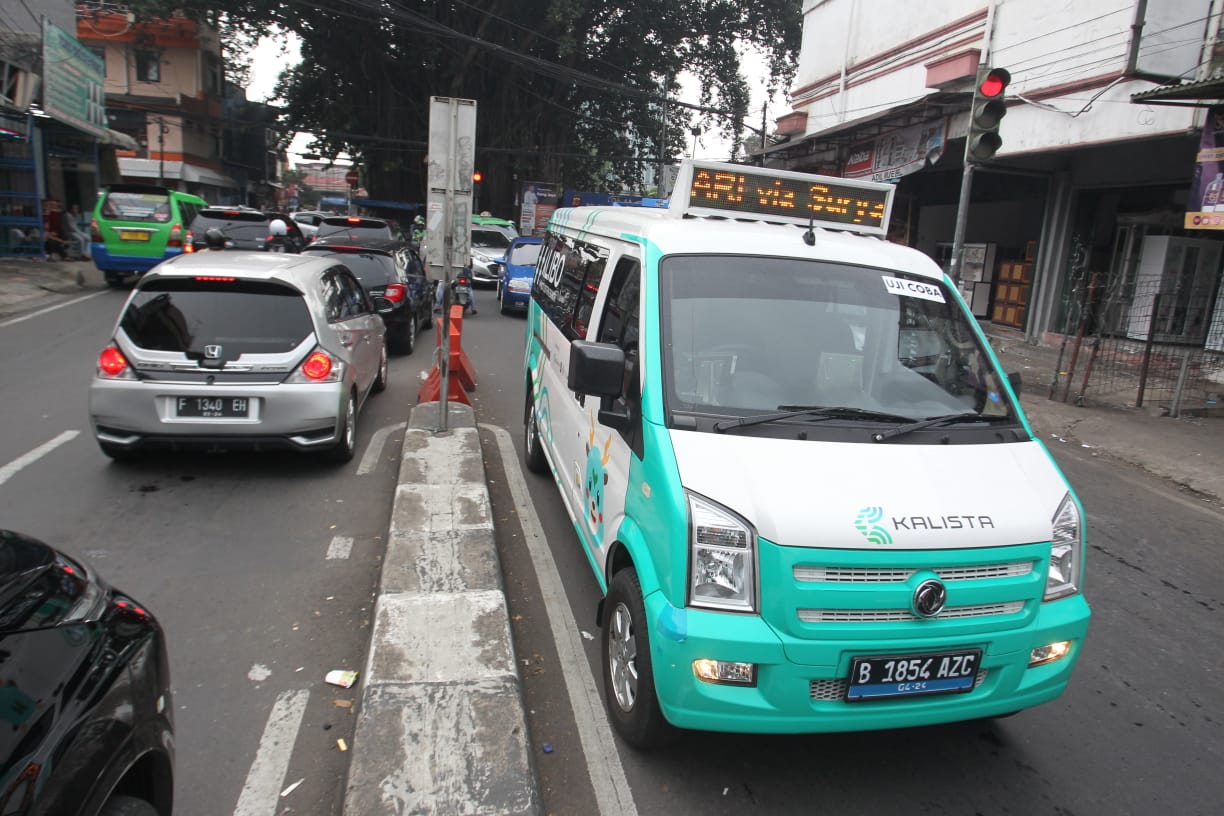 Angkot lIstrik  sedang melintas di jalanan Kota Bogor  beberapa waktu lalu.