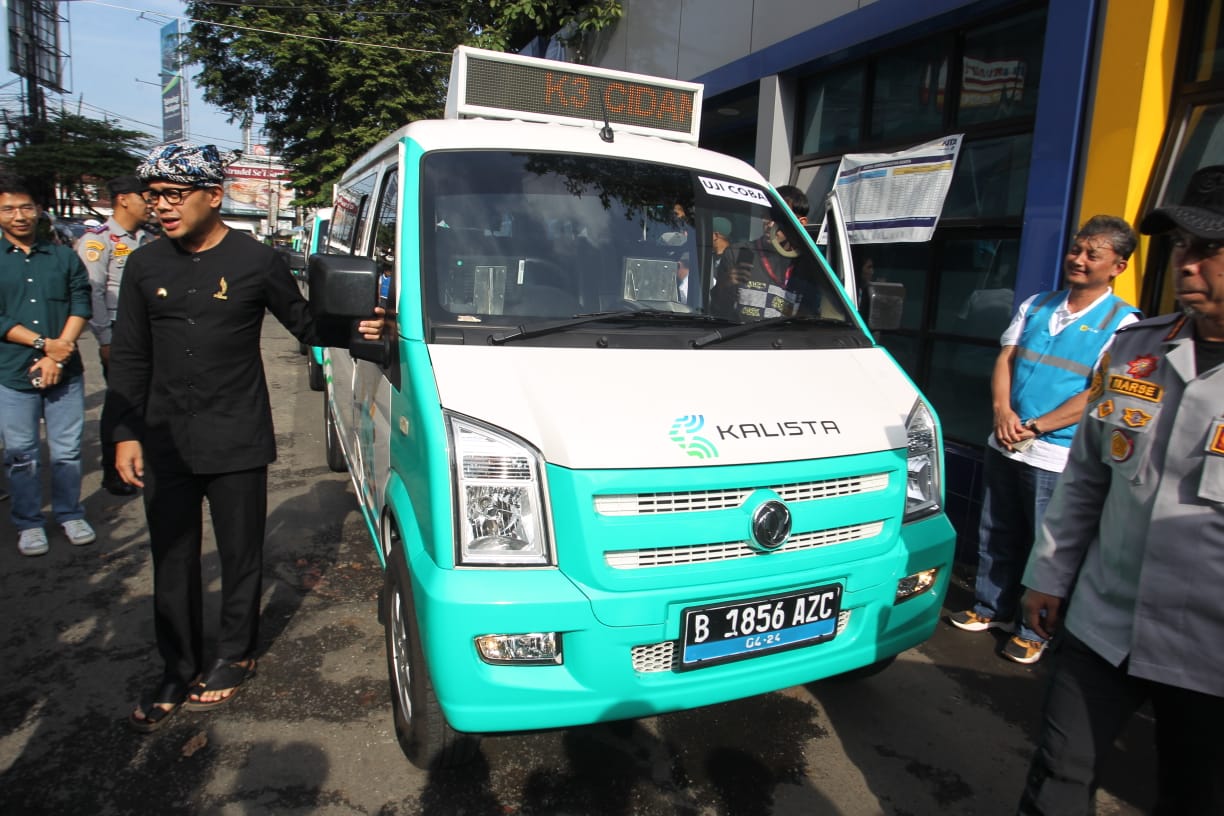 Wali Kota Bogor, Bima Arya melaksanakan kick off atau launching angkot listrik di Halte Cidangiang Bogor, Kamis(4/4/2024) foto :sofyansyah/Radar Bogor