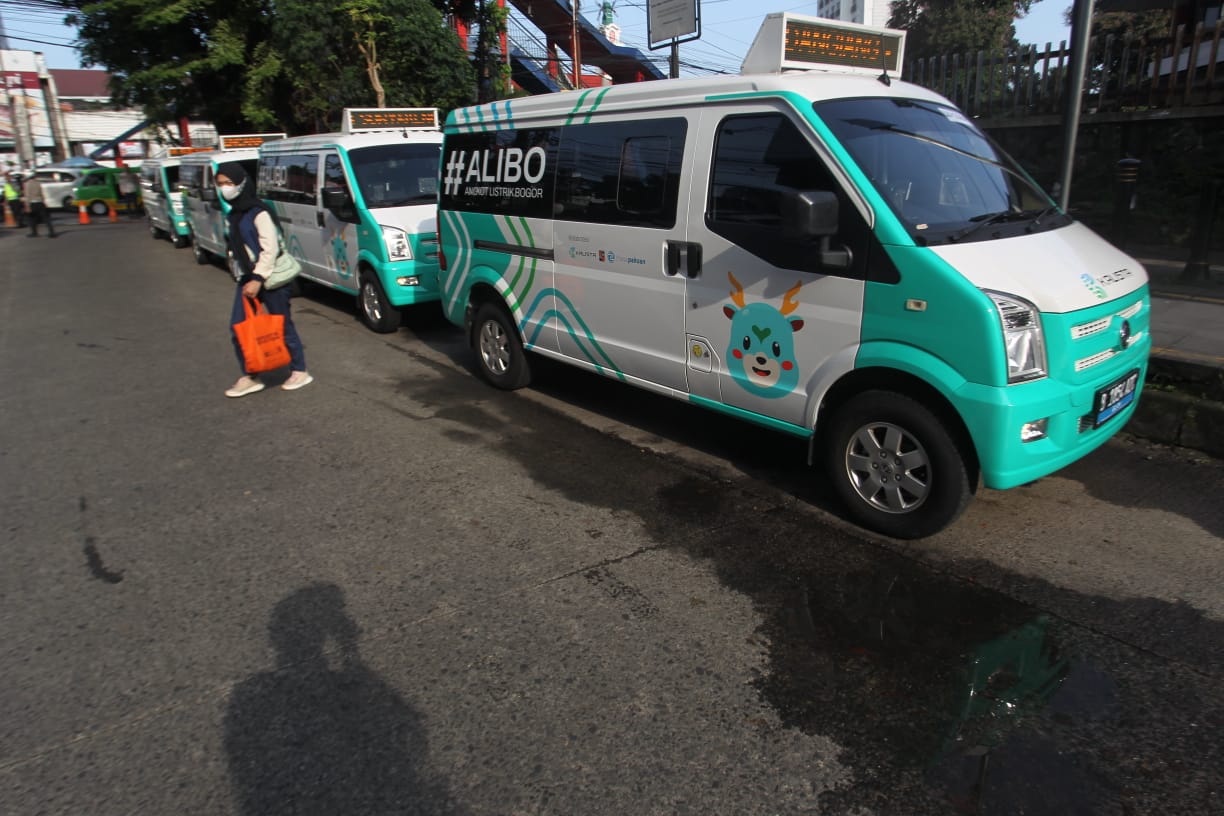 Launching angkot listrik di Halte Cidangiang Bogor, Kamis(4/4/2024) foto :sofyansyah/Radar Bogor