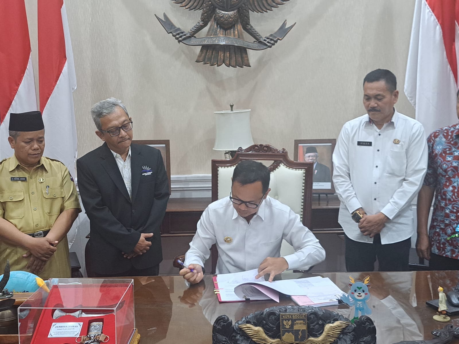 Wali Kota Bogor, Bima Arya akhirnya menandatangani Peraturan Wali Kota (Perwali) soal pelaksanaan Penerimaan Peserta Didik Baru (PPDB) untuk jenjang SD dan SMP, Jumat (19/4/2024). Foto: Reka/Radar Bogor