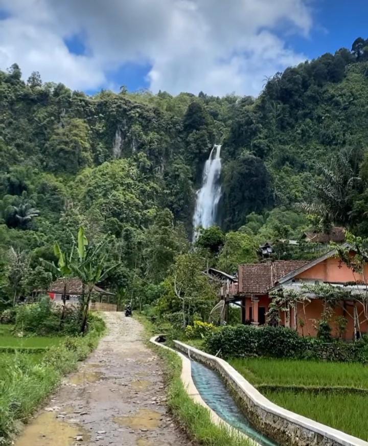 Curug Kubang yang berlokasi di Desa Padasuka, Kecamatan Cibinong, Kabupaten Cianjur, Jawa Barat.