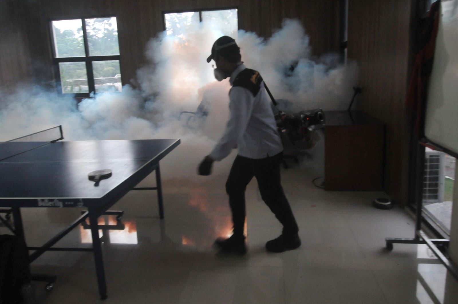 Petugas fogging salah satu ruangan di kawasan Gedung DPRD Kabupaten Bogor, pasien DBD di Kabupaten Bogor alami peningkatan menjadi fokus untuk Pemkab Bogor segera benahi pemukiman. Foto Ilustrasi: Radar Bogor/Hendi Novian