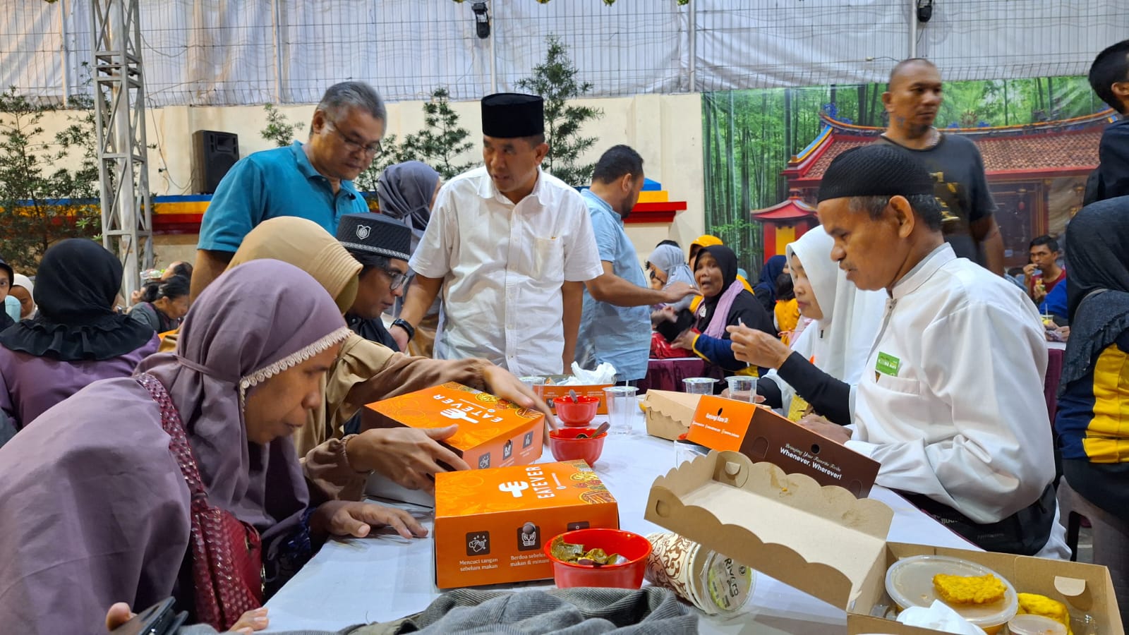 Yayasan Vihara Dhanagun menggelar buka puasa bersama dan santunan pada Minggu (31/4/2024).﻿ FOTO : DEDE/RADAR BOGOR