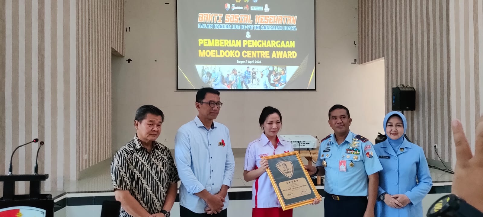 Penyerahan penghargaan Moeldoko Center Award kepada Komandan Pangkalan TNI AU Atang Sendjaja, Marsekal Pertama TNI M. Taufiq Arasj di Aula Iskandar, Lanud ATS pada Senin (1/4/2024) pagi pukul 10.00 WIB.