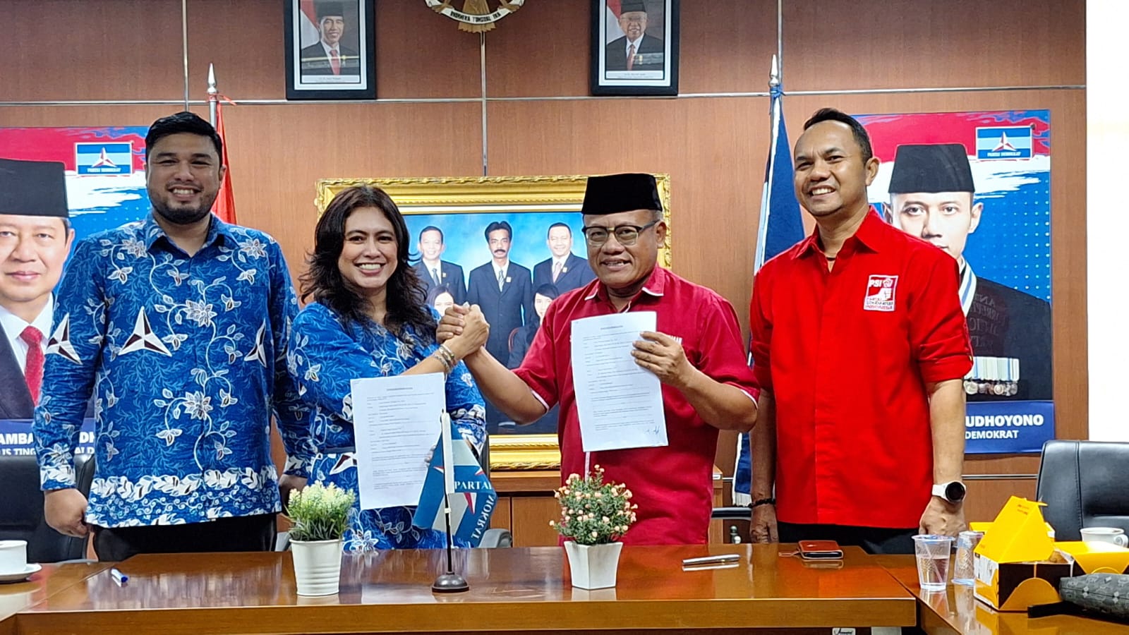 Demokrat dan PSI melakukan penandatanganan perjanjian kerjasama membentuk fraksi gabungan di Ruang Fraksi Demokrat Gedung DPRD Kota Bogor, pada Senin (22/4/2024).