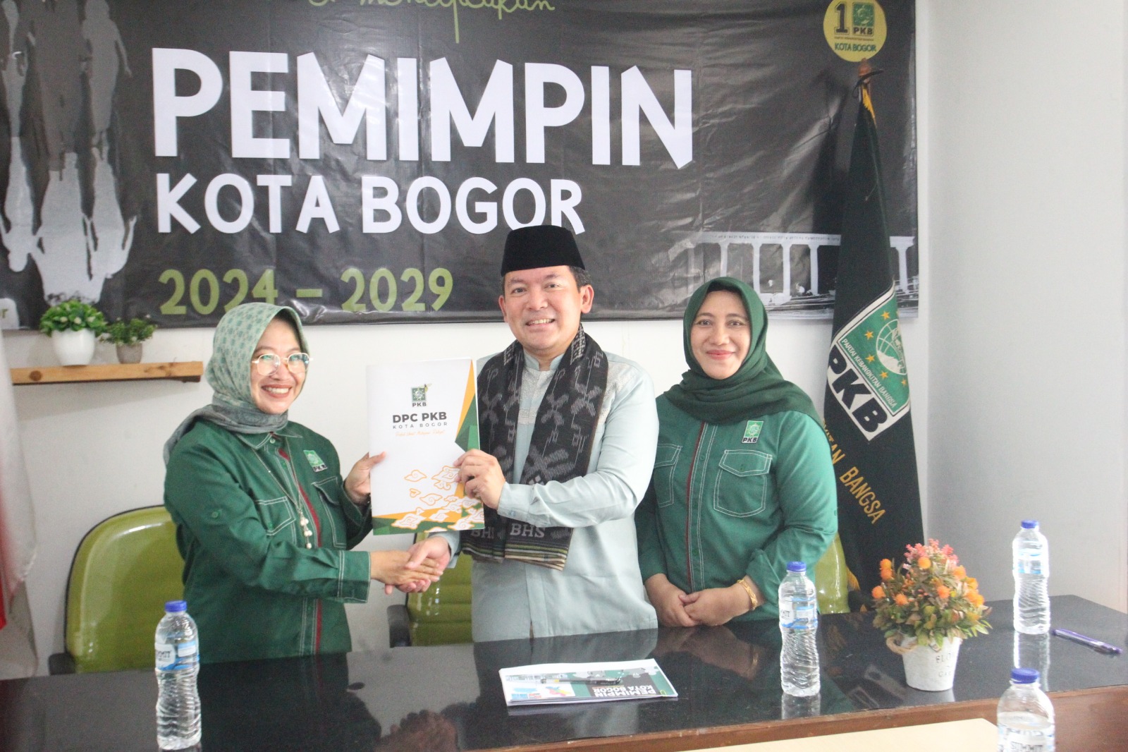 Dokter Rayendra saat mengambil berkas  pendaftaran Bakal Calon Walikota Bogor ke pengurus PKB Kota Bogor, Senin (22/4/2024). FOTO : SOFYANSYAH/RADAR BOGOR