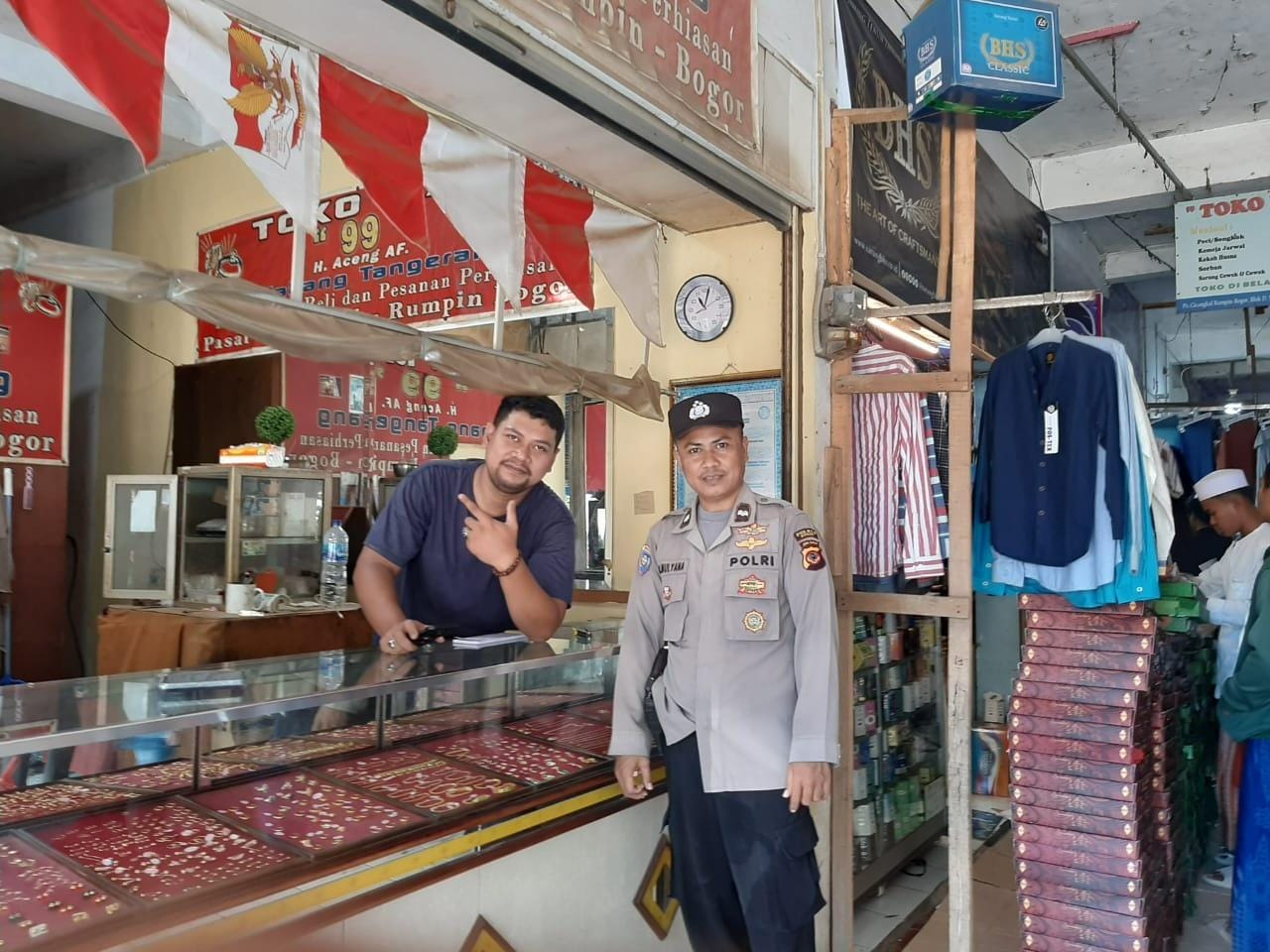 Petugas saat patroli ke salah satu toko emas di Pasar Cicangkal, Rumpin.