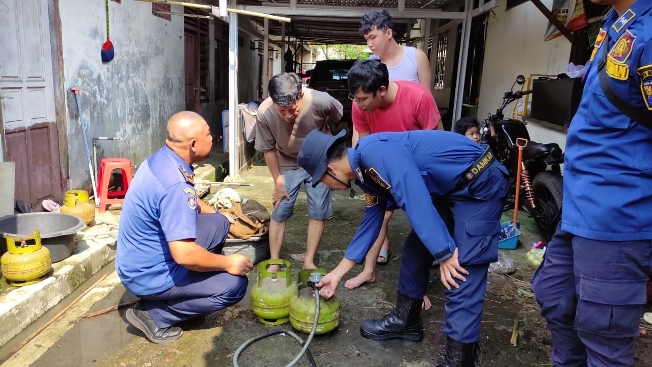 Penanganan tabung gas elpiji 3 kg yang menyemburkan api hingga nyaris membakar warung lapo di Jalan Pemuda RT 01/07, Kelurahan Kebonpedes, Kecamatan Tanahsareal, Kota Selasa (16/4/2024).
