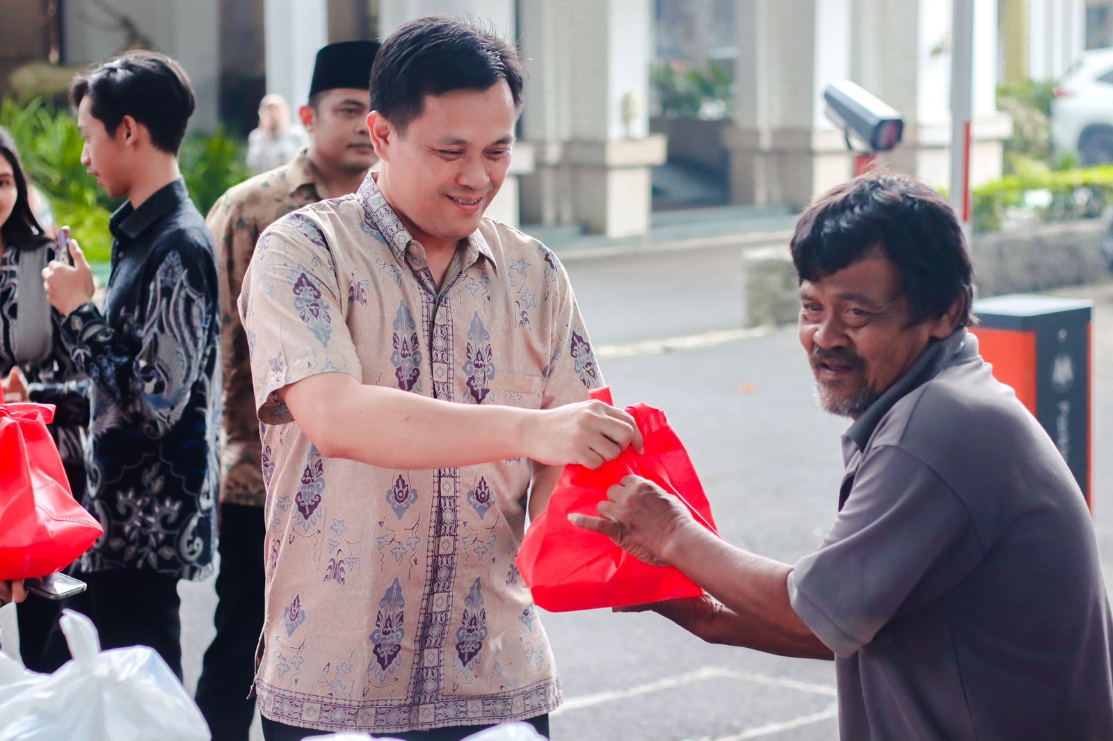 Hotel Salak The Heritage Bogor membagikan 500 paket nasi dan takjil kepada masyarakat sekitar, Jumat (5/4/2024).