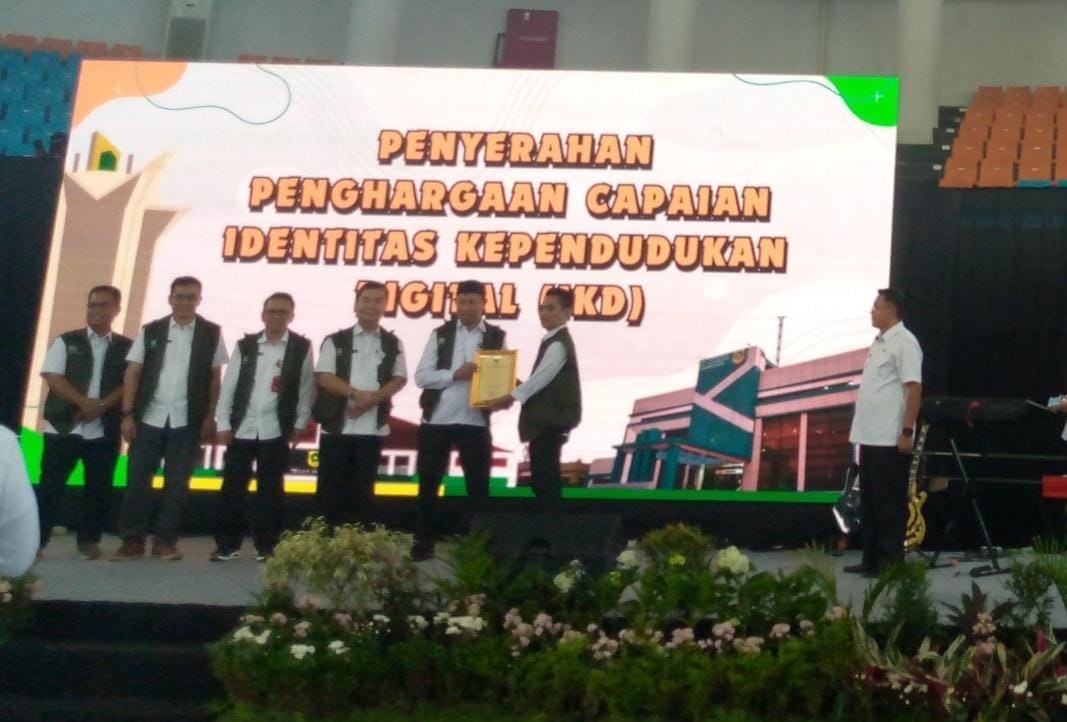 Pemerintah Kecamatan Tajurhalang diganjar penghargaan cakupan identitas kependudukan digital (IKD) terbanyak ke tiga di Kabupaten Bogor.