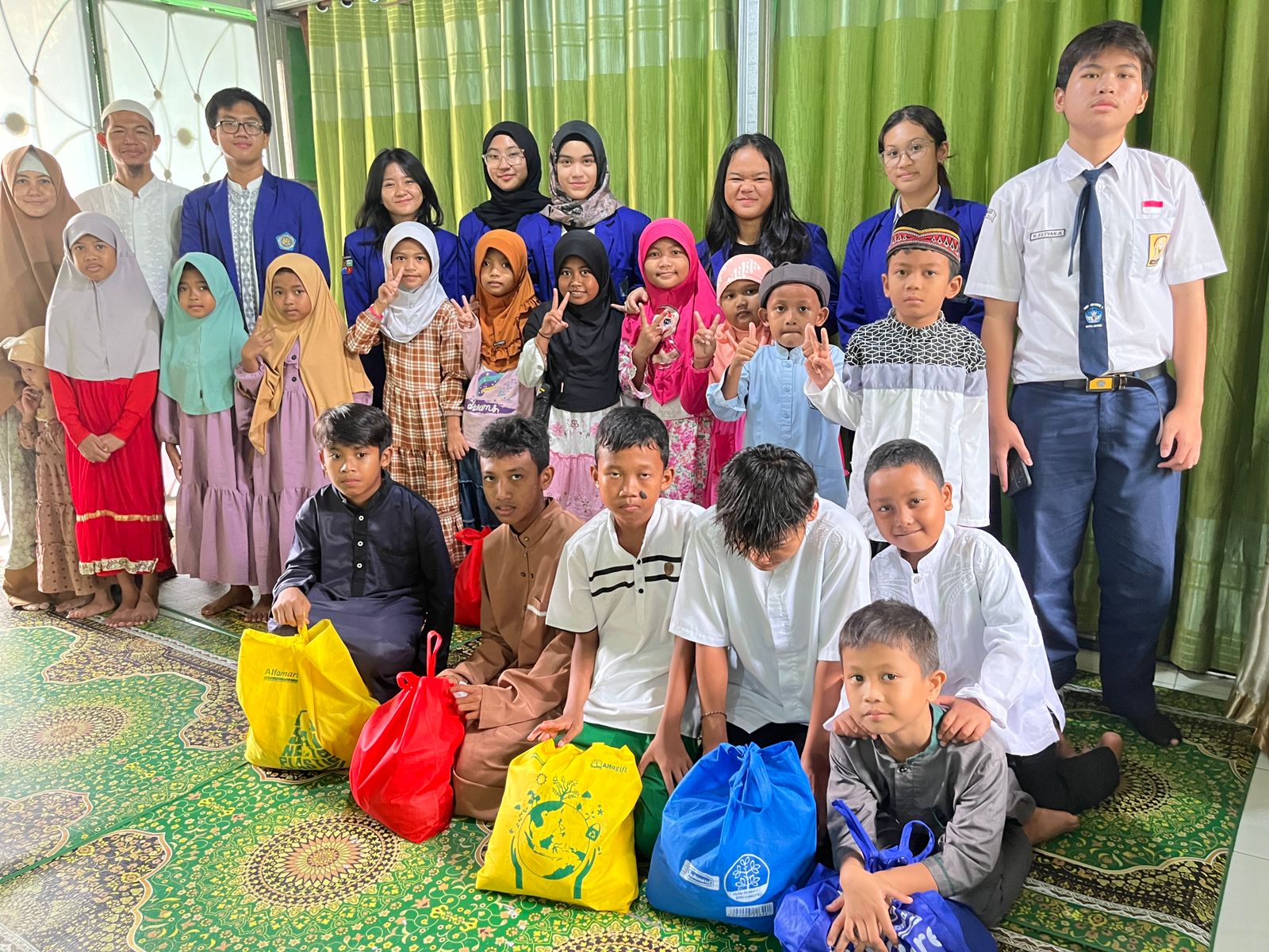 Anak-anak SMPN 1 Kota Bogor berbagi dalam kegiatan Spensa Charity.