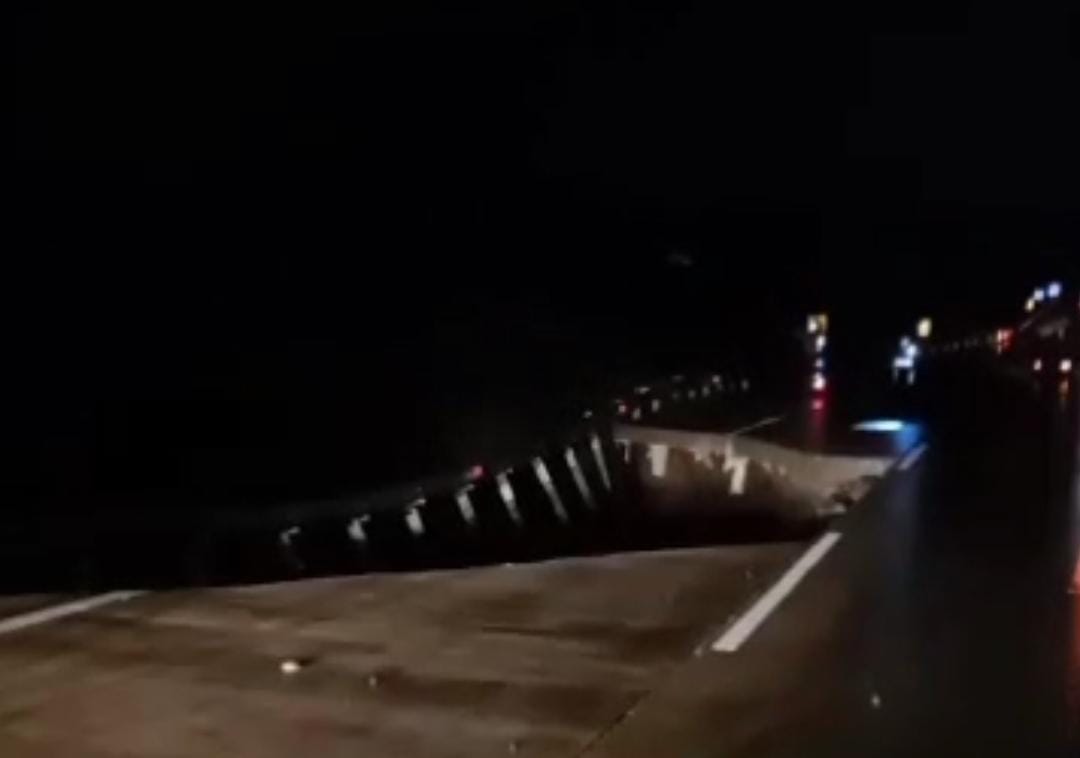 Kondisi Jalan Tol Bocimi yang ambles akibat longsor Rabu (3/4/2024) malam.