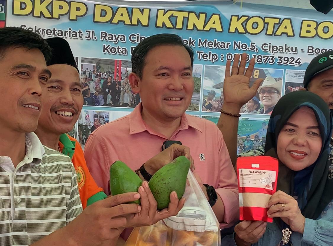 Dokter Rayendra memborong hampir seluruh tenda dagang saat acara Bazaar Balkot Ramadhan Fest 2024 di halaman Balai Kota Bogor, Kamis (4/4/2024).