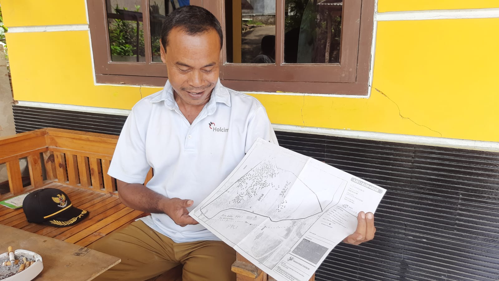 Ketua RT setempat ketika menunjukan area batas wilayah pemukiman dengan PPLI di wilayah Desa Nambo Kecamatan Gunung Putri, Sabtu (6/4).