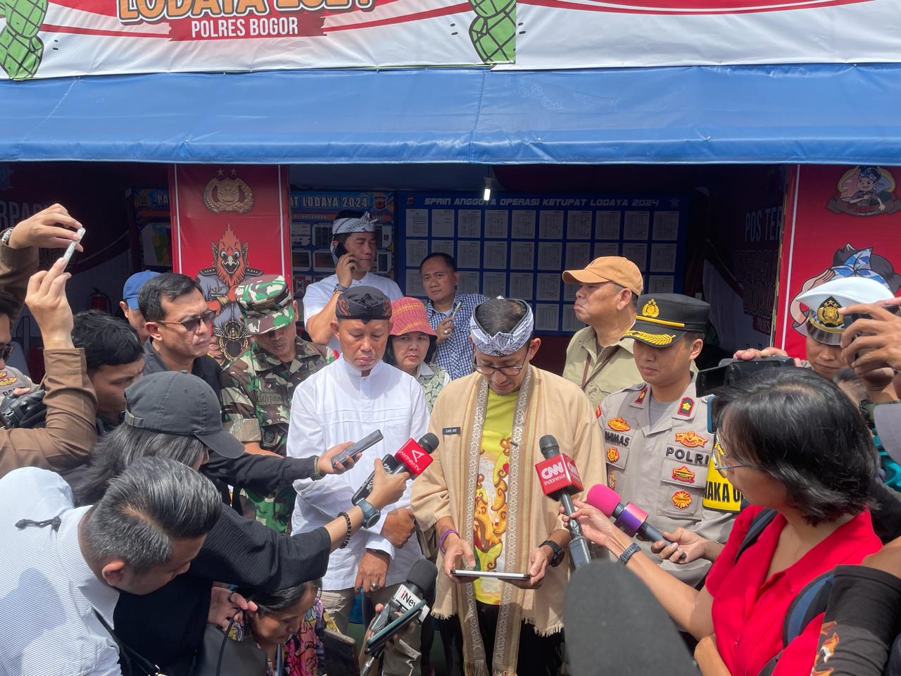 CEK: Menparekraf Sandiaga Uno dan Pj Bupati Asmana Tosepu saat diwawancara media usai mengunjungi Pospam Gadog