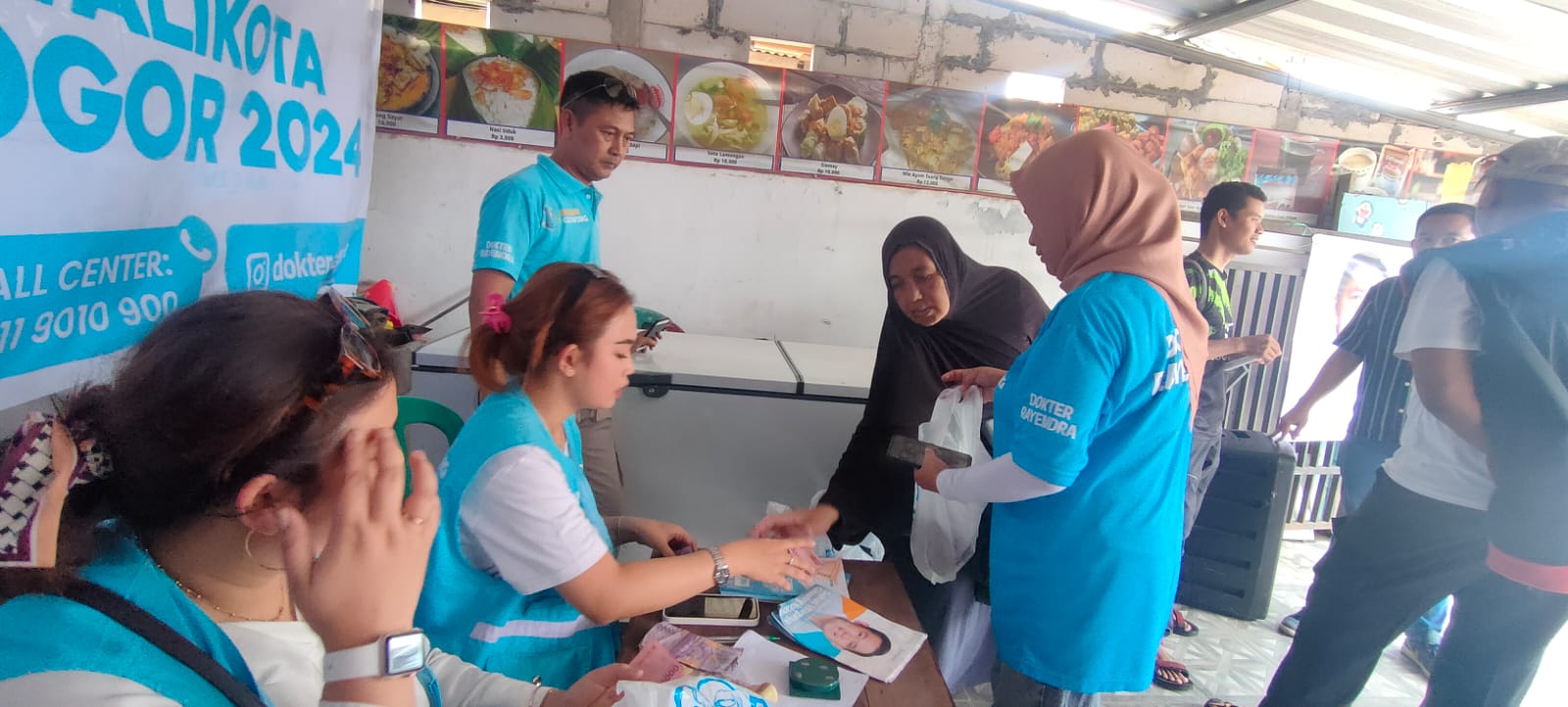 Tim Dokter Rayendra saat sibuk melayani warga yang membeli daging sapi bersubsidi