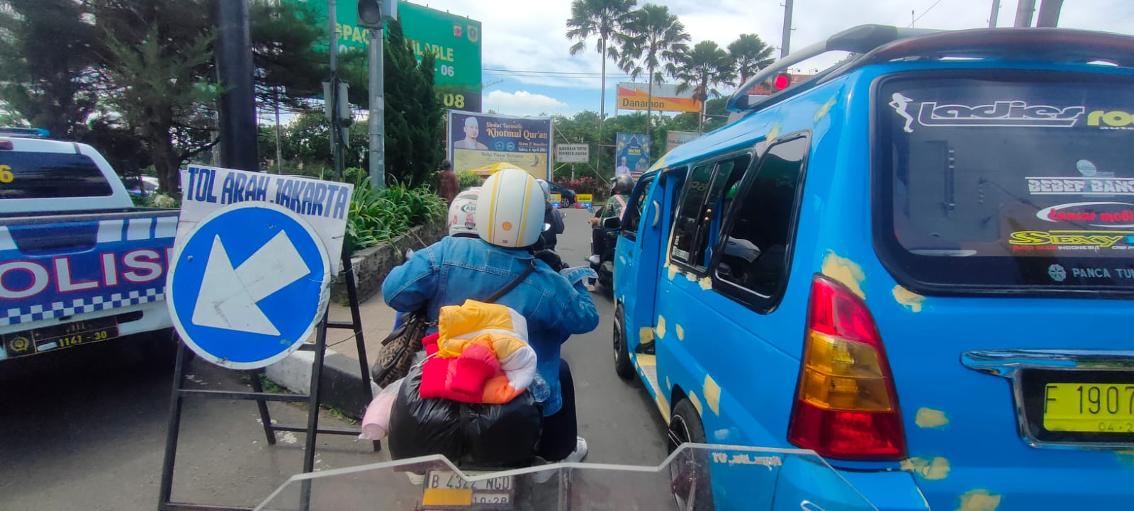 HINDARI MACET: Tampak pemudik yang menggunakan motor melintas di Jalan Raya Ciawi Puncak, Kabupaten Bogor, Senin (8/4) siang. FOTO : ARIFAL/RADAR BOGOR
