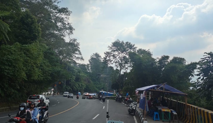 Suasaa jalur Puncak dengan beberapa rest area. (Arif Al Fajar/Radar Bogor)
