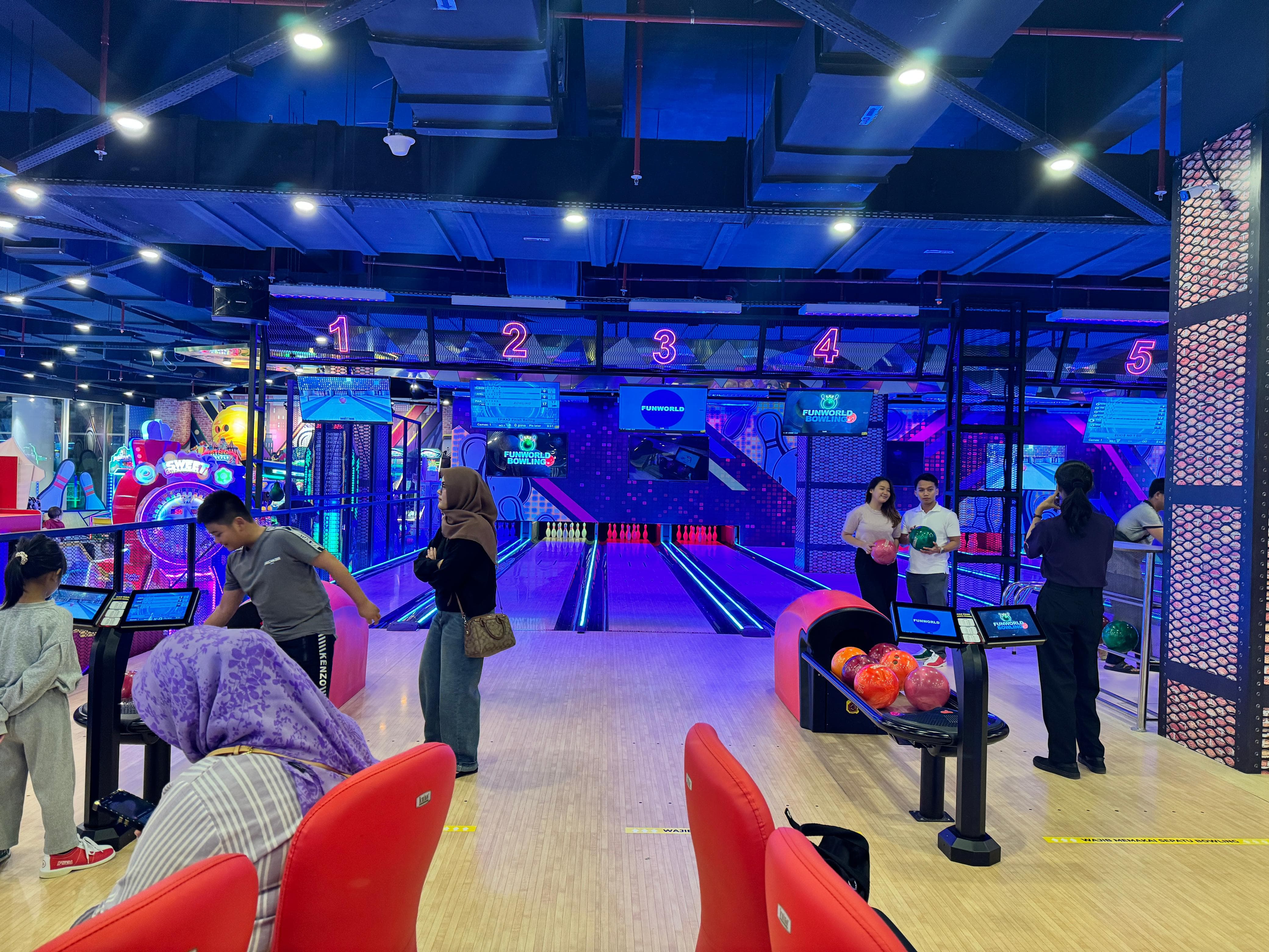 Pilihan untuk menikmati libur lebaran dengan bermain di Funworld Bowling, Cileungsi. (Arif Al Fajar/Radar Bogor)