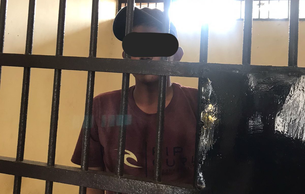 Seorang pria berprofesi sebagai badut jalanan, mencuri sebuah handphone di masjid Kampung Seuseupan Kaum, Desa Bendungan, Ciawi.