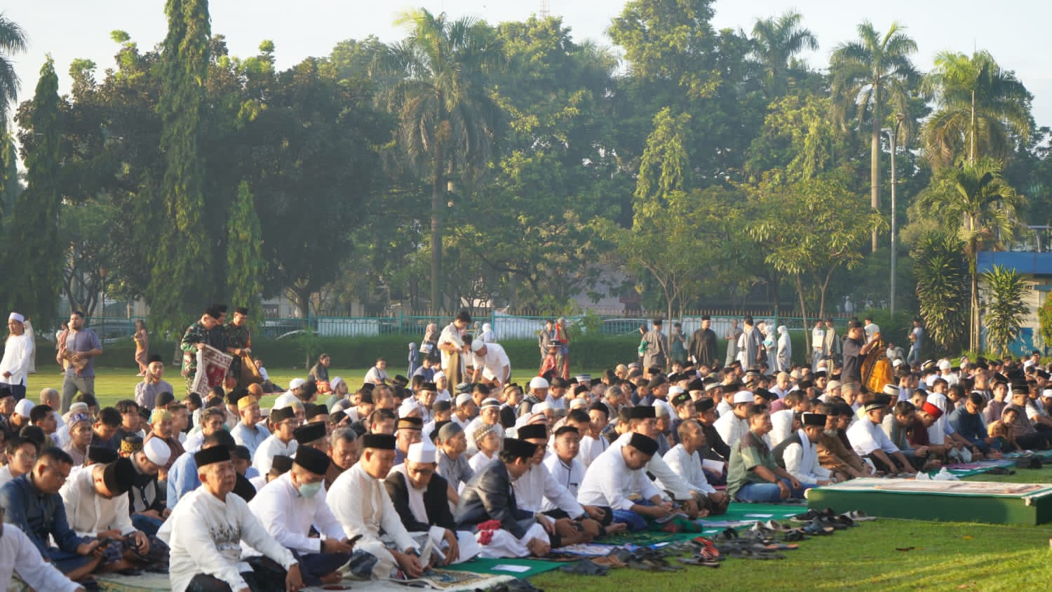 Bupati Bogor, Asmawa Tosepu beserta Forkompinda menggelar salat Idul Fitri, di Lapangan Tegar Beriman, Cibinong (10/4/2024). (Fikri/Radar Bogor)