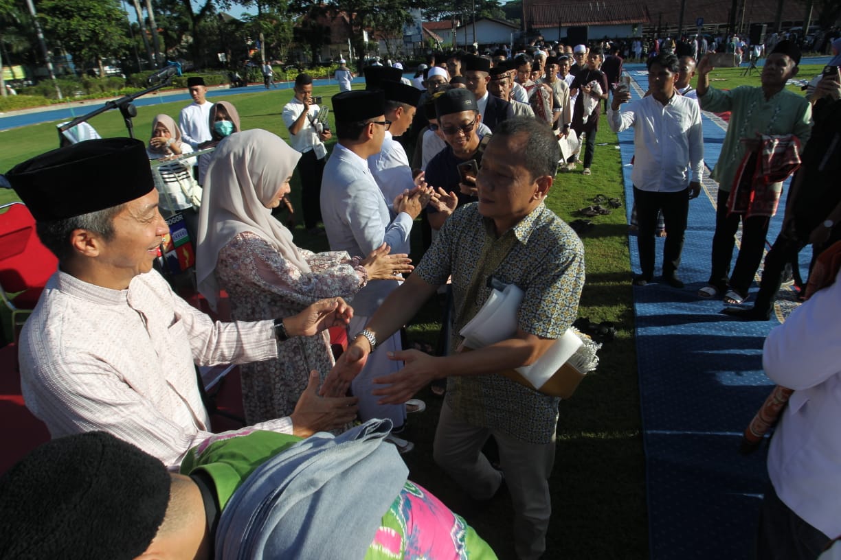 Walikota Bogor, Bima Arya dan Wakil Walikota Bogor Dedie Rachim beserta Forkompinda melaksanakan salat Id di Lapangan Sempur, Rabu (10/4/2024). (Sofyansyah/Radar Bogor)
