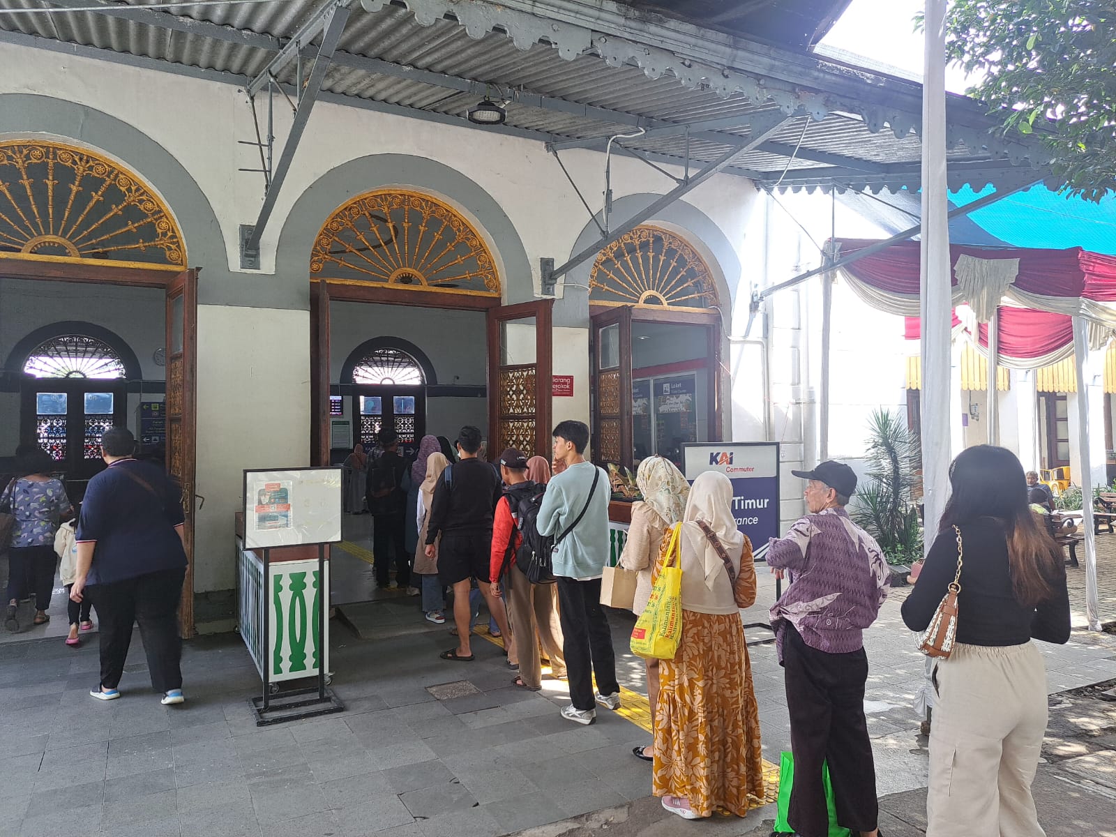 Penumpang mengantre di pintu masuk Stasiun Bogor, Kamis (11/4). (Reka Faturachman/Radar Bogor)