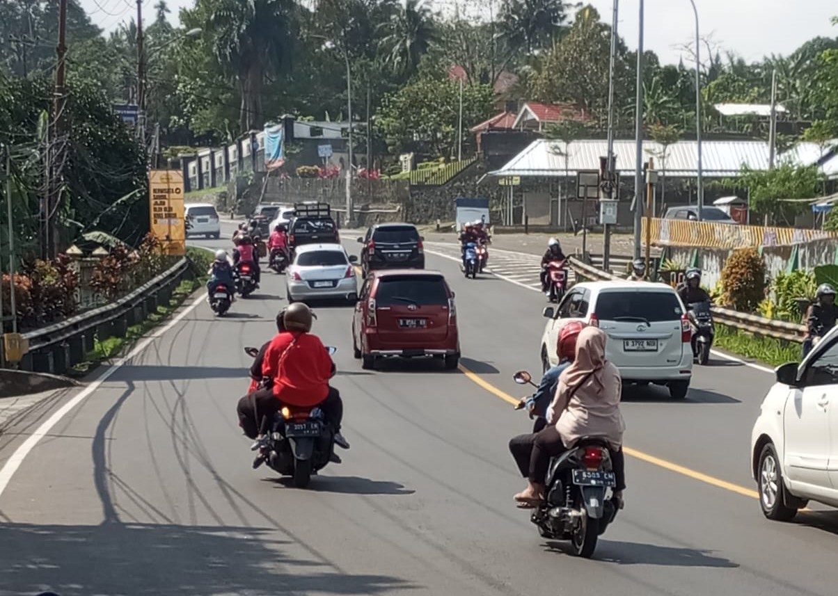 Pantauan kondisi jalur lalu lintas di kawasan Puncak, Kabupaten Bogor, Kamis (11/4). (Omer Ritonga/Radar Bogor)