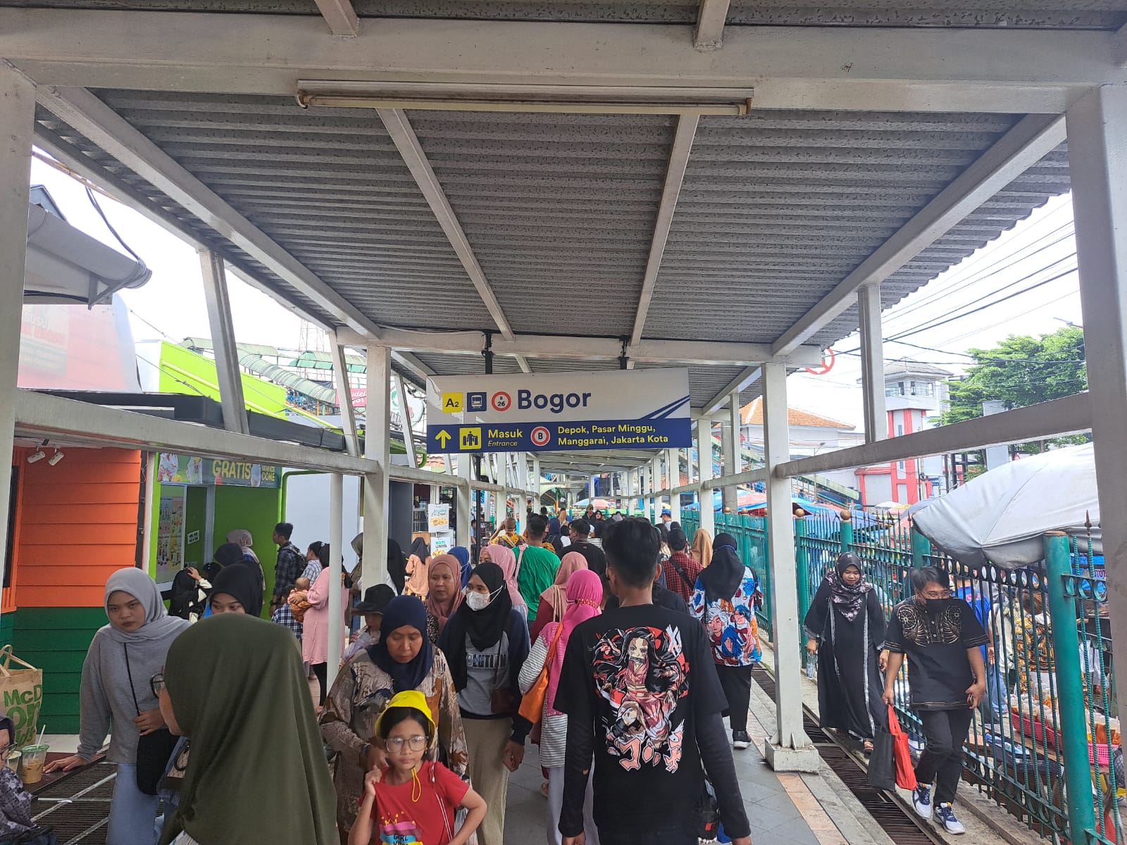 Penumpang memadati kawasan Stasiun Bogor, Kamis (11/4). (Reka Faturachman/Radar Bogor)