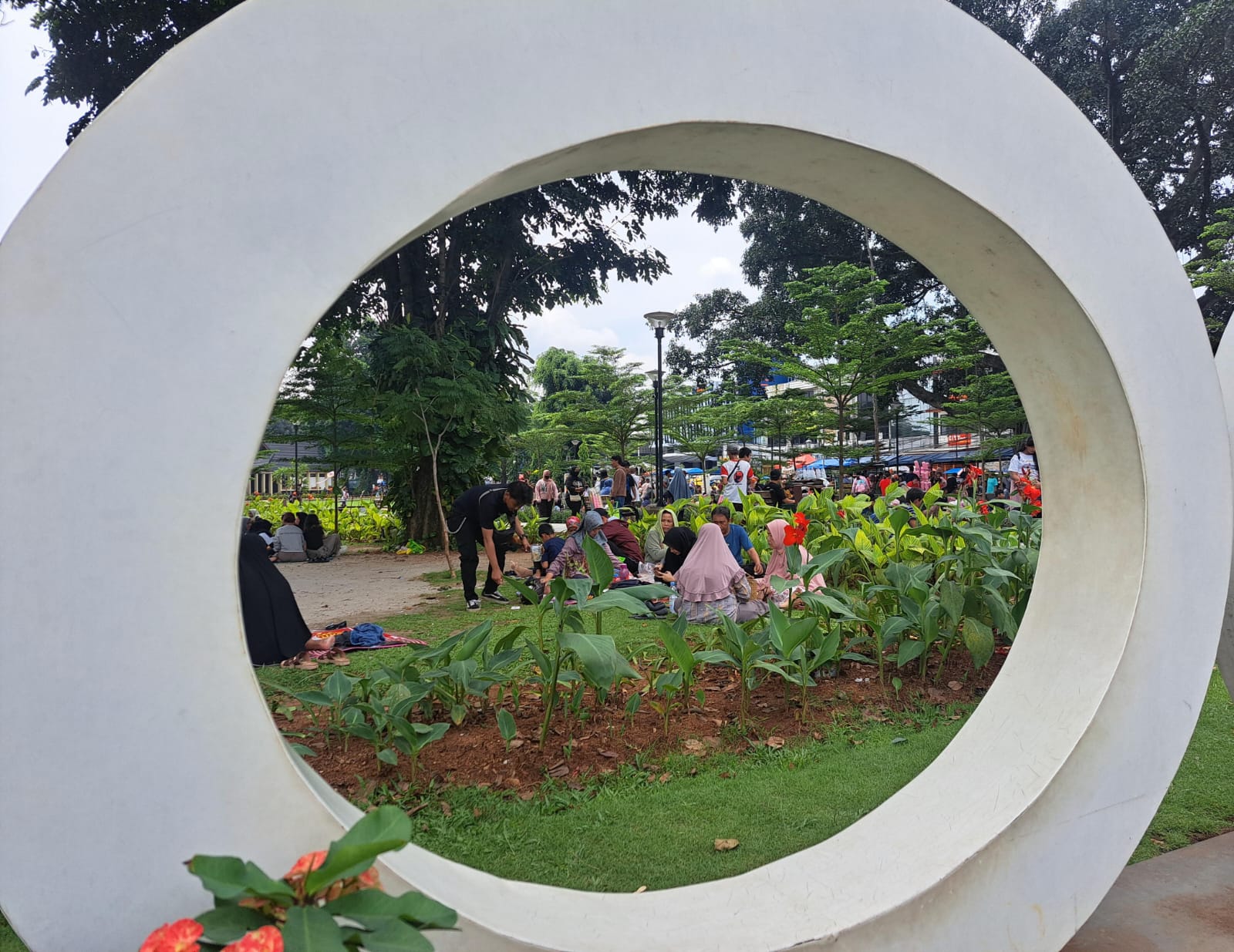 Warga memadati kawasan Alun-alun Kota Bogor memanfaatkan momeb libur lebaran, Kamis (11/4). (Reka Faturachman/Radar Bogor)