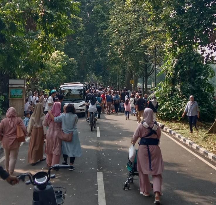 Pengunjung memadati kawasan Kebun Raya Bogor, Kamis (11/4). (Reka Faturachman/Radar Bogor)