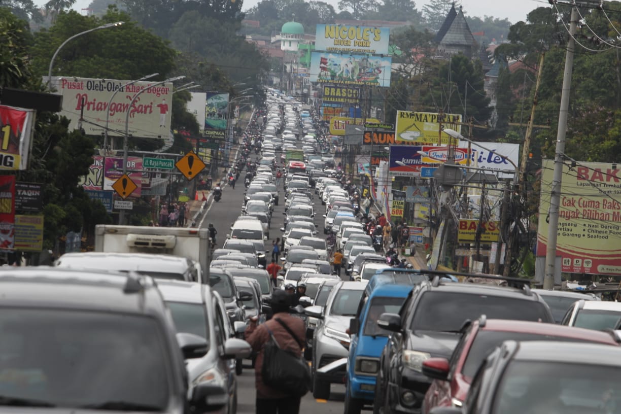 ANTRI : Kemacetan terjadi di Jalan Raya Puncak Cisarua, libur lebaran H+2 Hari Raya Idul Fitri.  Banyak wisatawan memanfaatkan untuk  berwisata ke kawasan Puncak Bogor. foto:sofyansyah/Radar Bogor