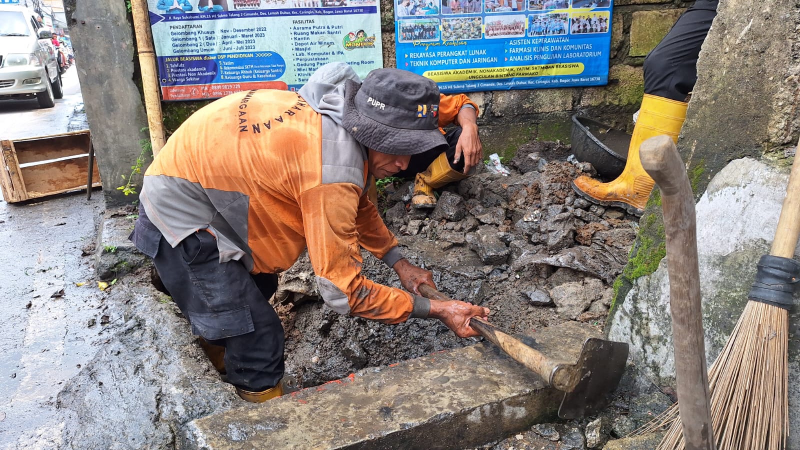 KURAS: Tampak para pekerja dari PUPR melakukan normalisasi saluran air di Kelurahan Pamoyanan, Kecamatan Bogor.