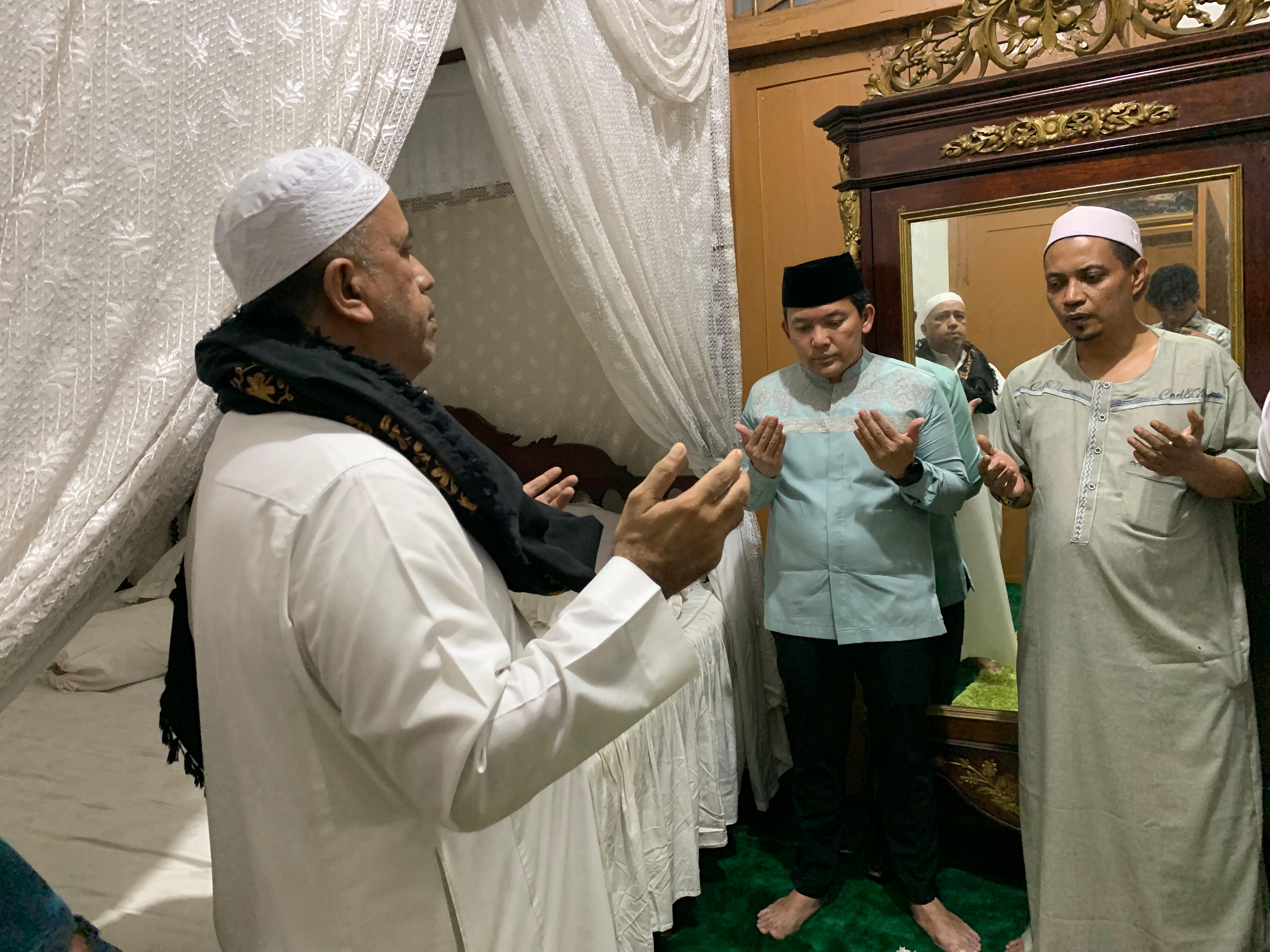 Dokter Rayendra melakukan kunjungan ke situs bersejarah Makam Keramat Empang, setelah bertemu dengan tokoh agama Habib Hasan Al Attas. IST