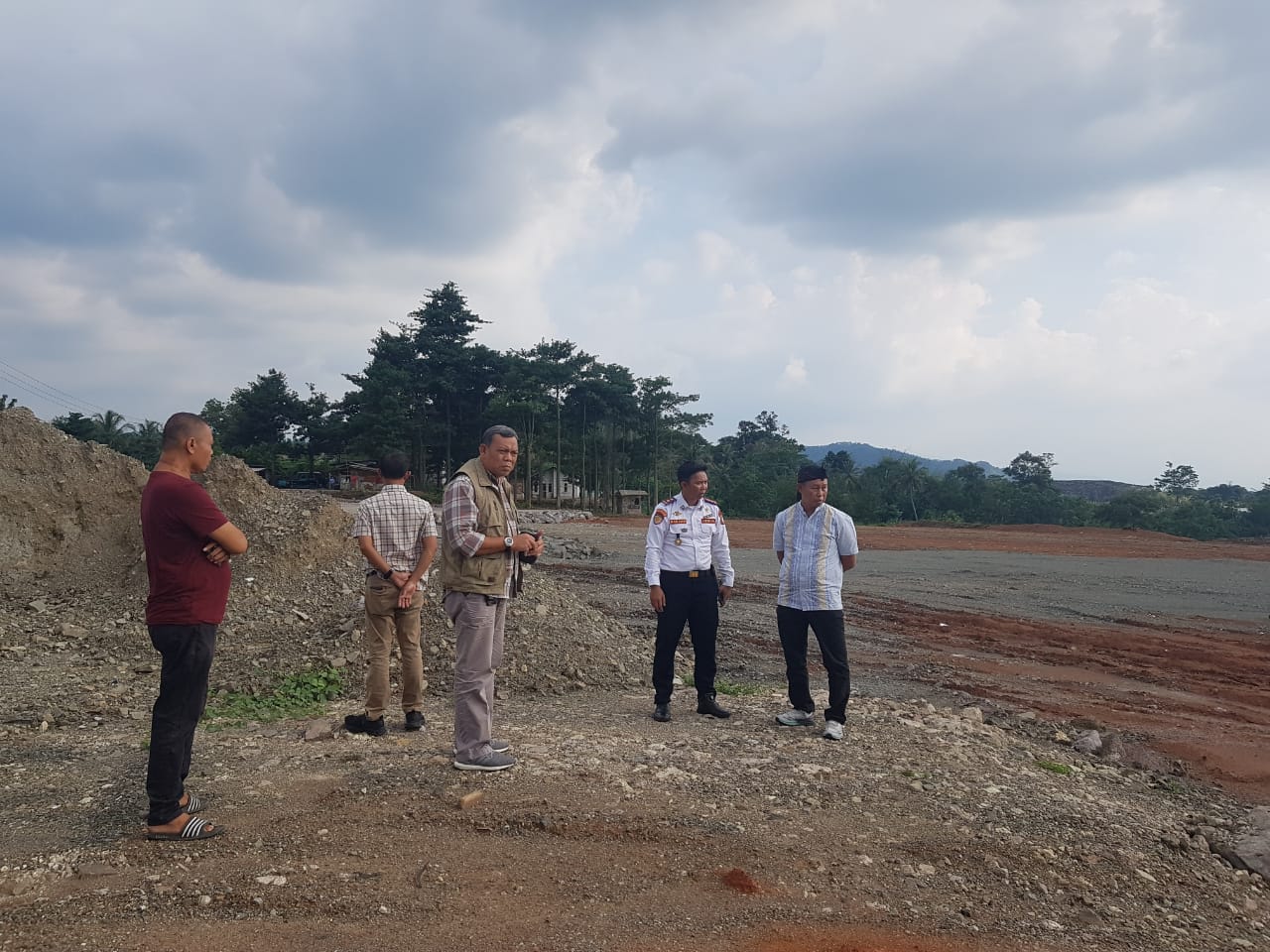 Pj Bupati Bogor Asmawa Tosepu bersama jajaran Pemkab Bogor melakukan peninjauan progress pembangunan kantong parkir kendaraan truk tambang, yang berada di Desa Gorowong, Kecamatan Parung Panjang, Senin (15/4).