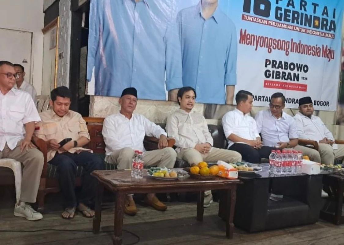Aji Jaya Bintara (tengah) bersama jajaran petinggi DPC Partai Gerindra Kota Bogor dalam halal bihalal. (IST)