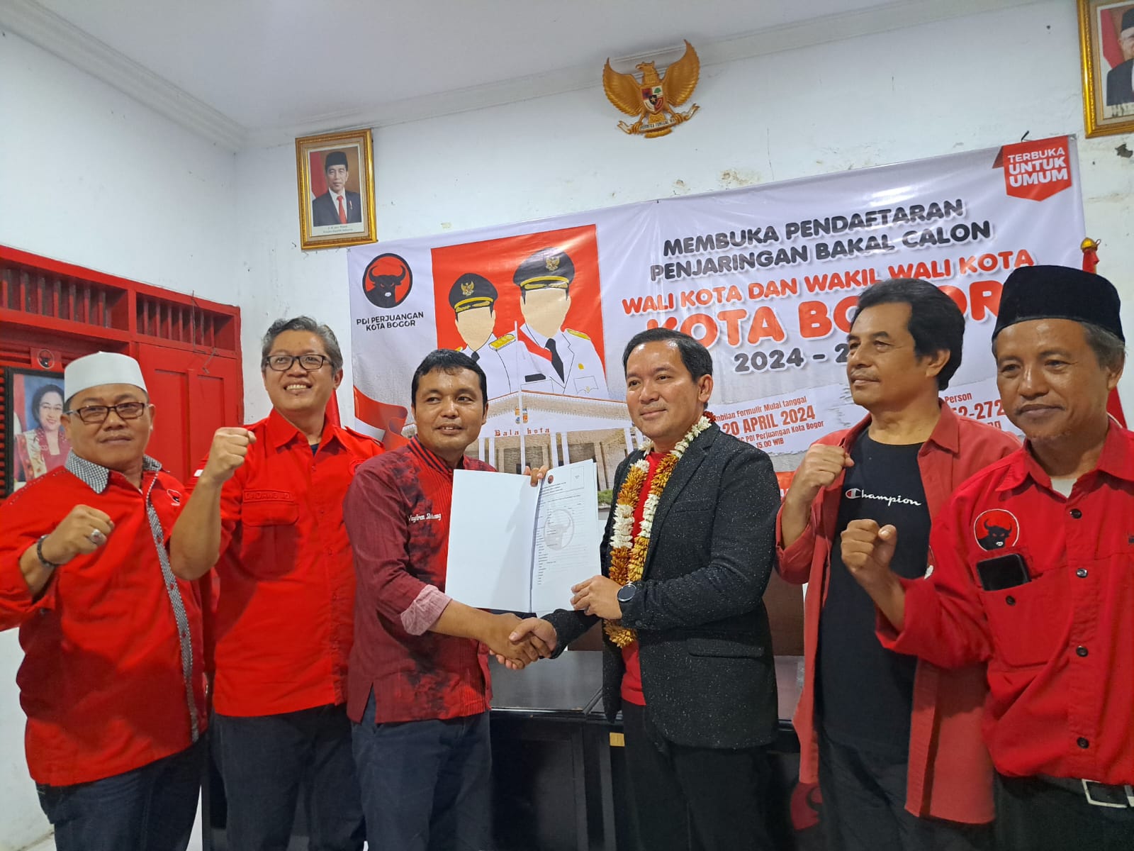 Raendi Rayendra atau Dokter Rayendra, turut serta dalam pendaftaran penjaringan Bakal Calon Wali Kota Bogor yang diselenggarakan oleh DPC Partai Demokrasi Indonesia (PDI) Perjuangan Kota Bogor. Fatur/Radar Bogor